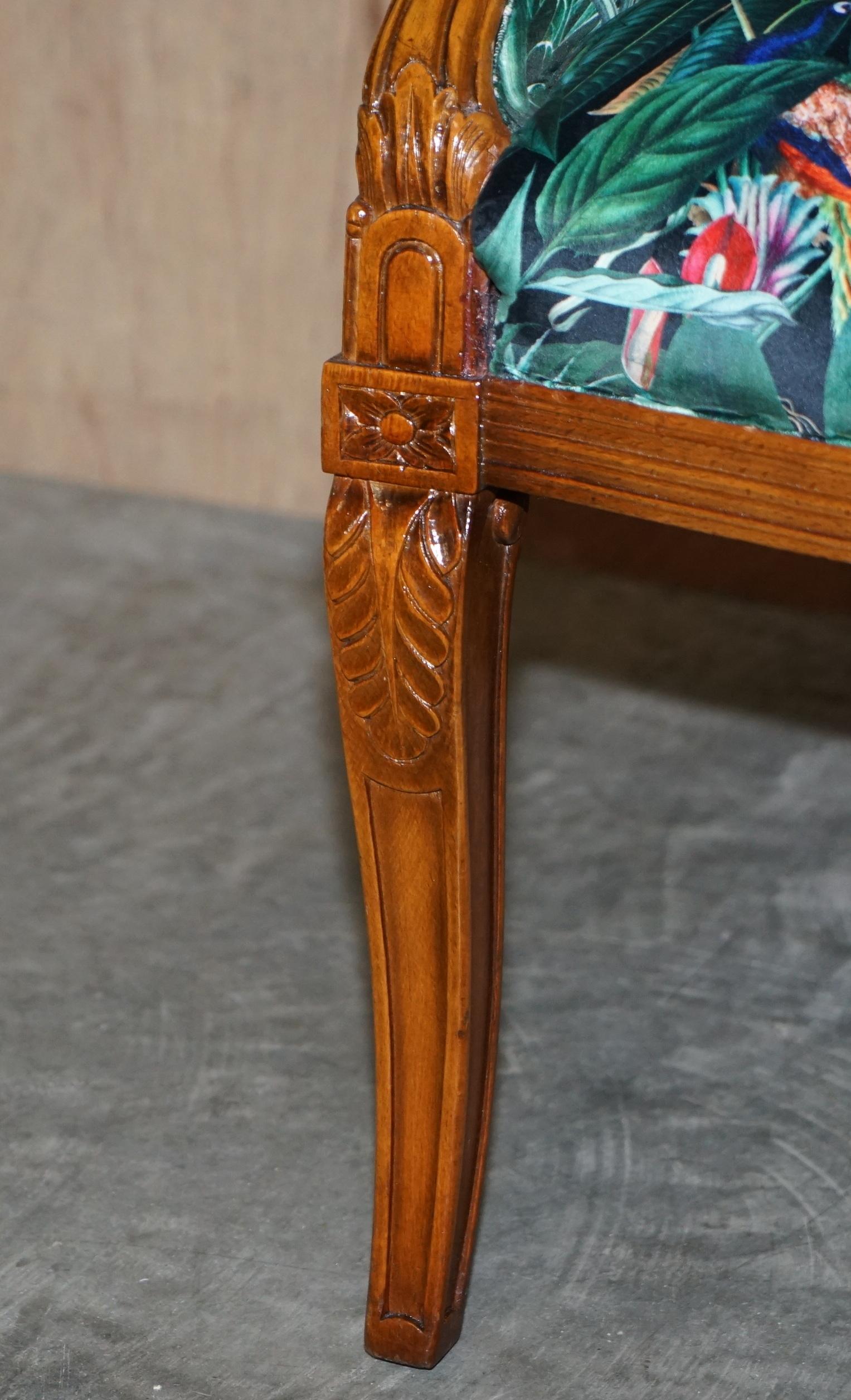 Schöner italienischer Vintage-Sessel aus geschnitztem Nussbaumholz mit Polsterung mit Paradiesvögeln im Angebot 2