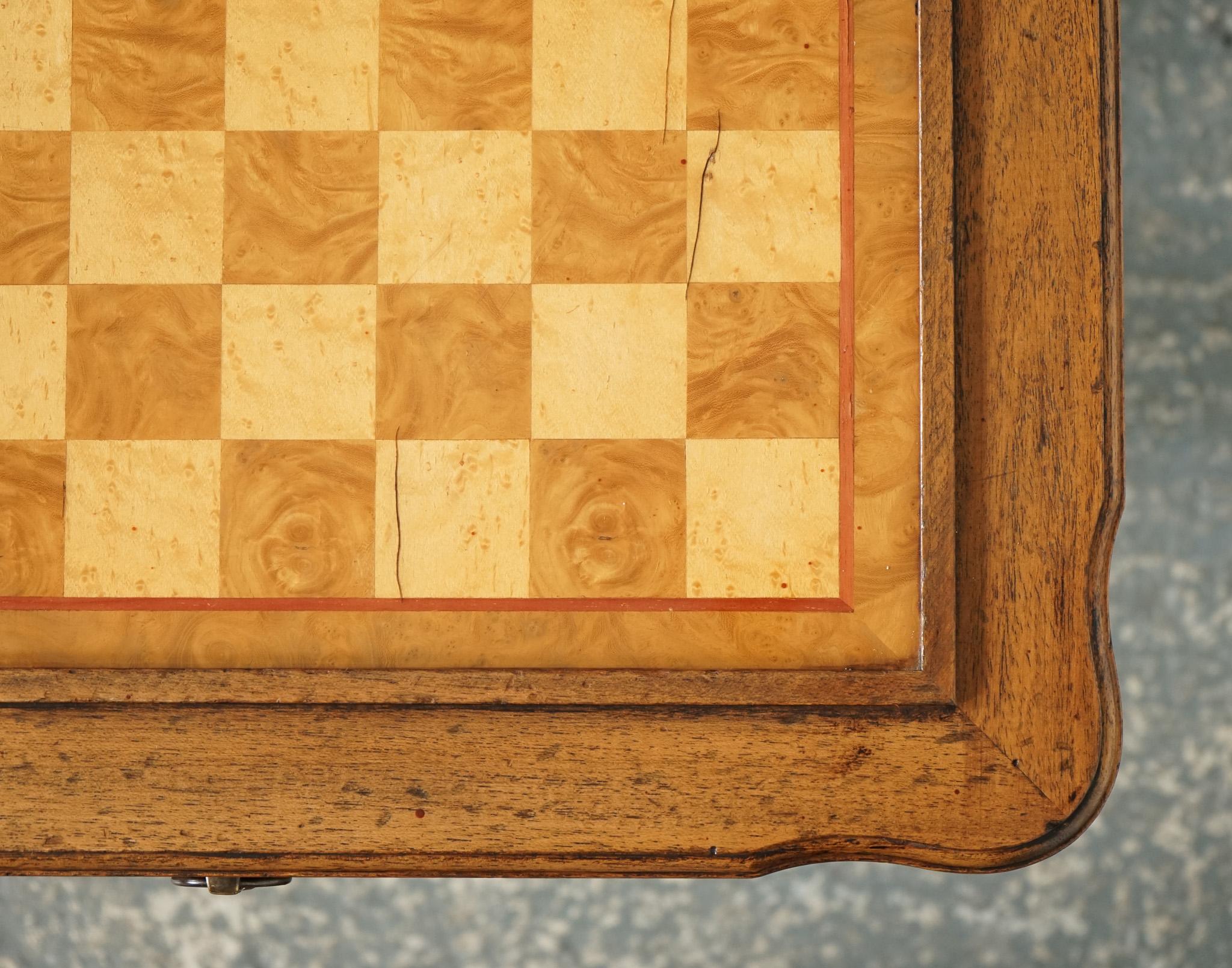 LOVELY VINTAGE ITALIAN CHESS TABLE WITH ONE DRAWER AND FULL CHESS SET iNCLUDED 7