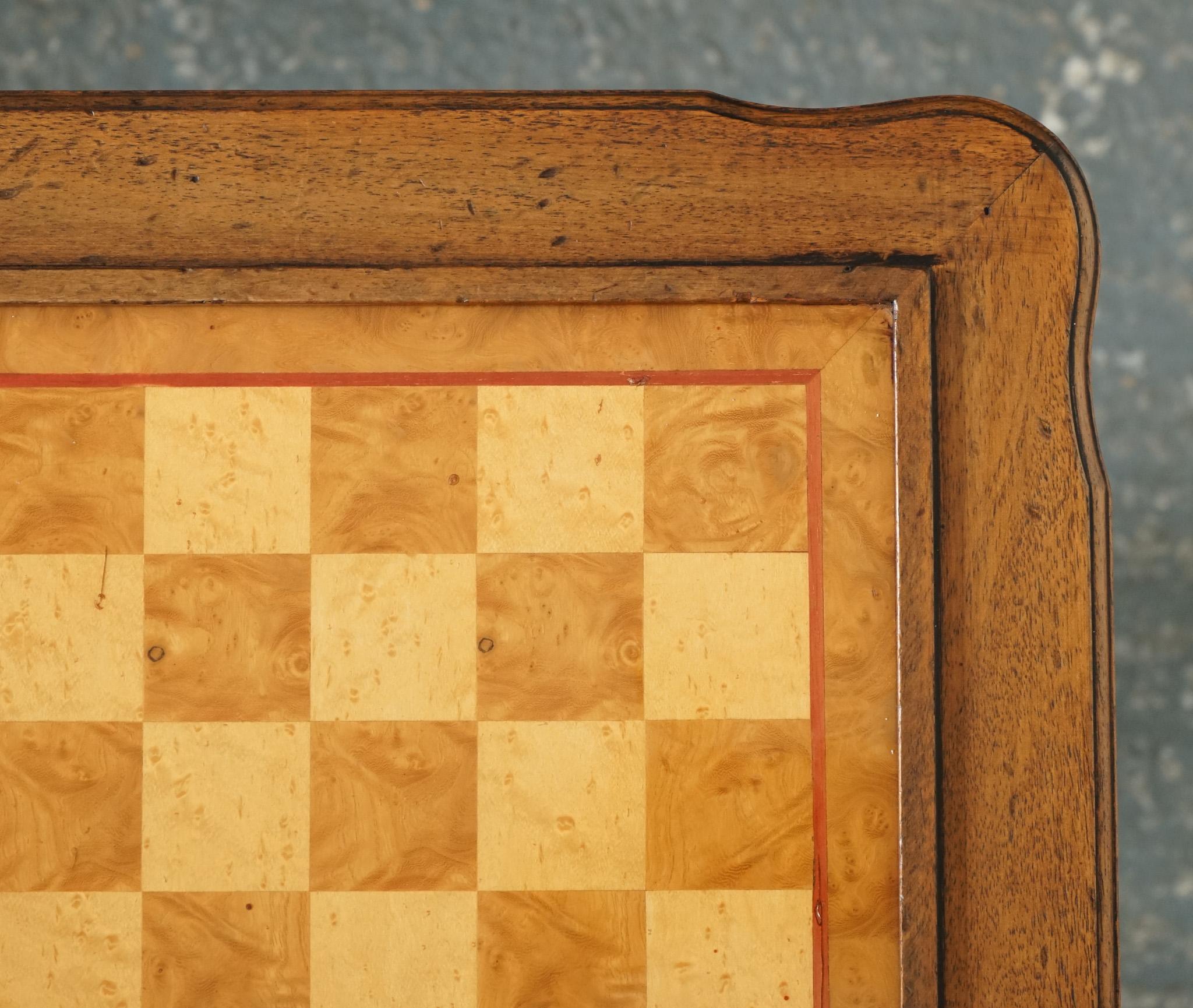LOVELY VINTAGE ITALIAN CHESS TABLE WITH ONE DRAWER AND FULL CHESS SET iNCLUDED 8