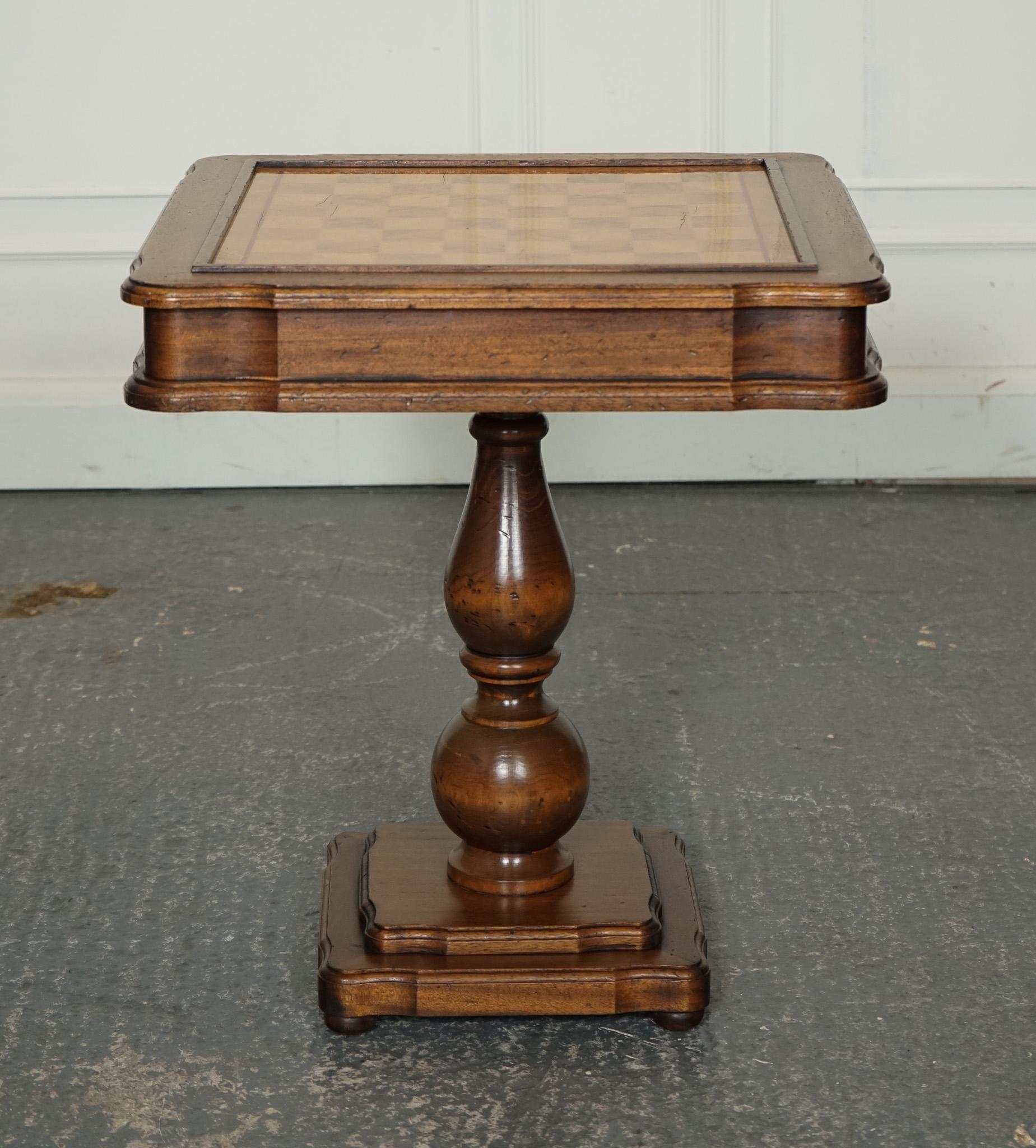 LOVELY VINTAGE ITALIAN CHESS TABLE WITH ONE DRAWER AND FULL CHESS SET iNCLUDED In Good Condition In Pulborough, GB