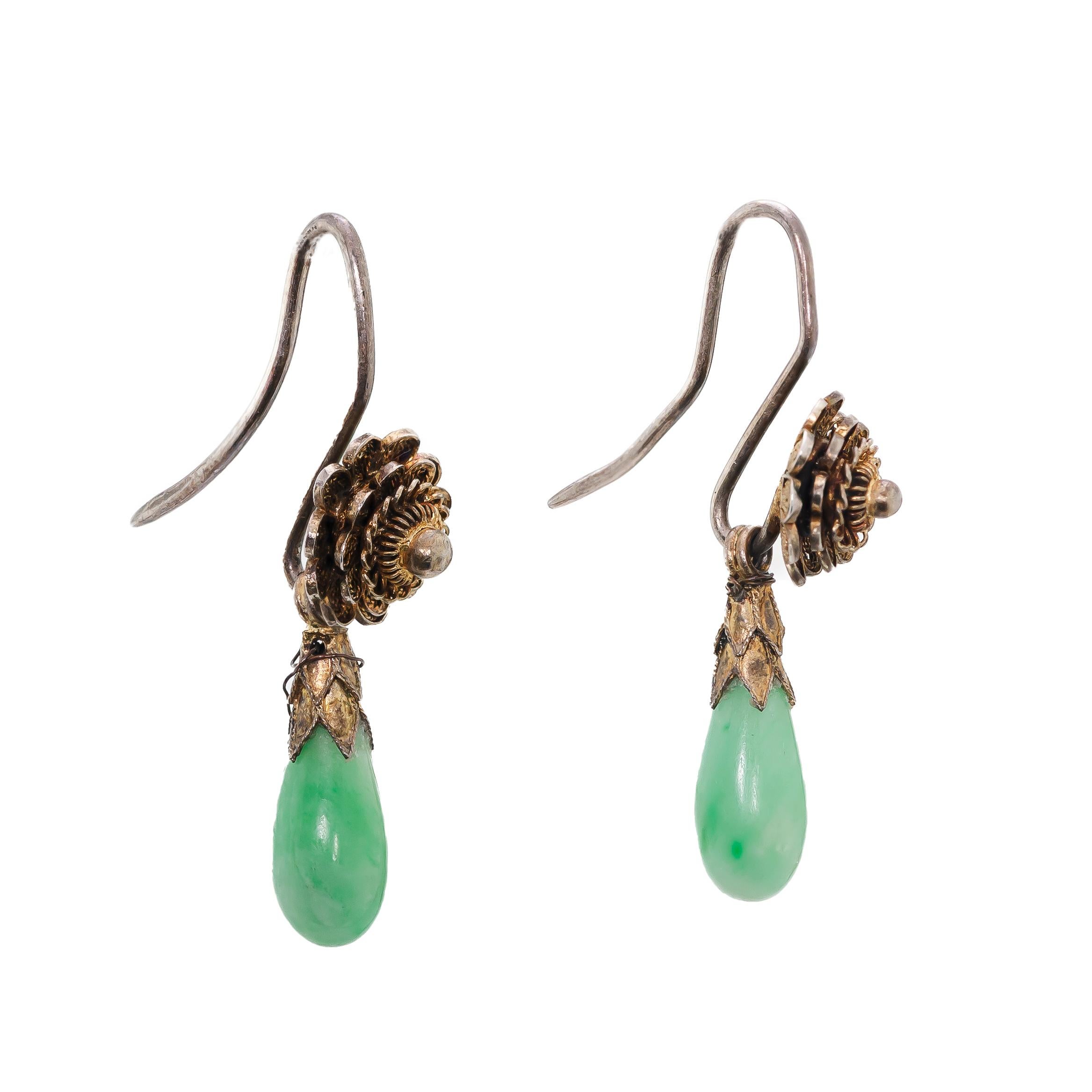 Schöne Vintage-Ohrringe aus Jade und Silbervergoldung mit zwei (2) Jade-Tropfen von ca. 10,5 mm Länge, die von einer vergoldeten Silberblume und einem vergoldeten Hirtenhaken getragen werden.