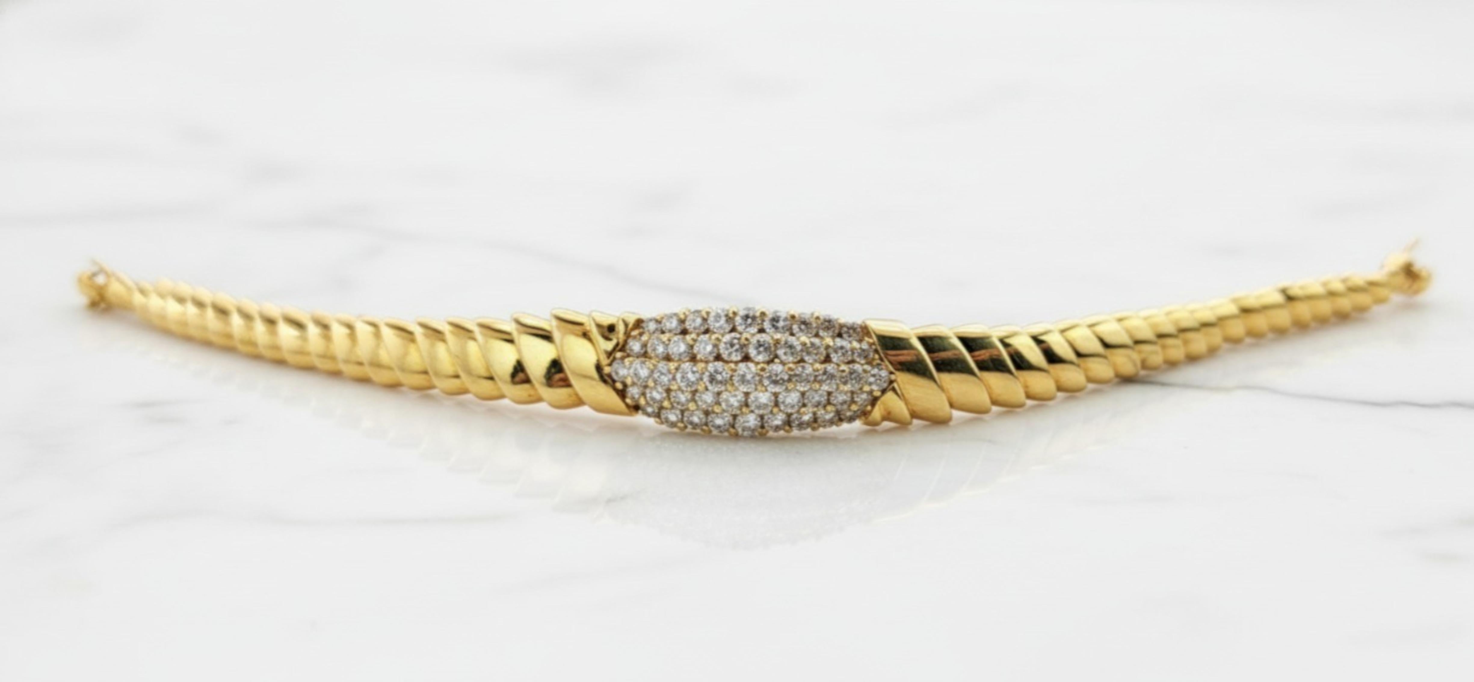 Bracciale vintage in oro giallo 18 carati con pavé di diamanti di Jose Hess, celebre per il suo movimento fluido, il design raffinato e l'eccezionale maestria. Il bracciale presenta una graziosa silhouette graduata, che misura circa 6 mm alla