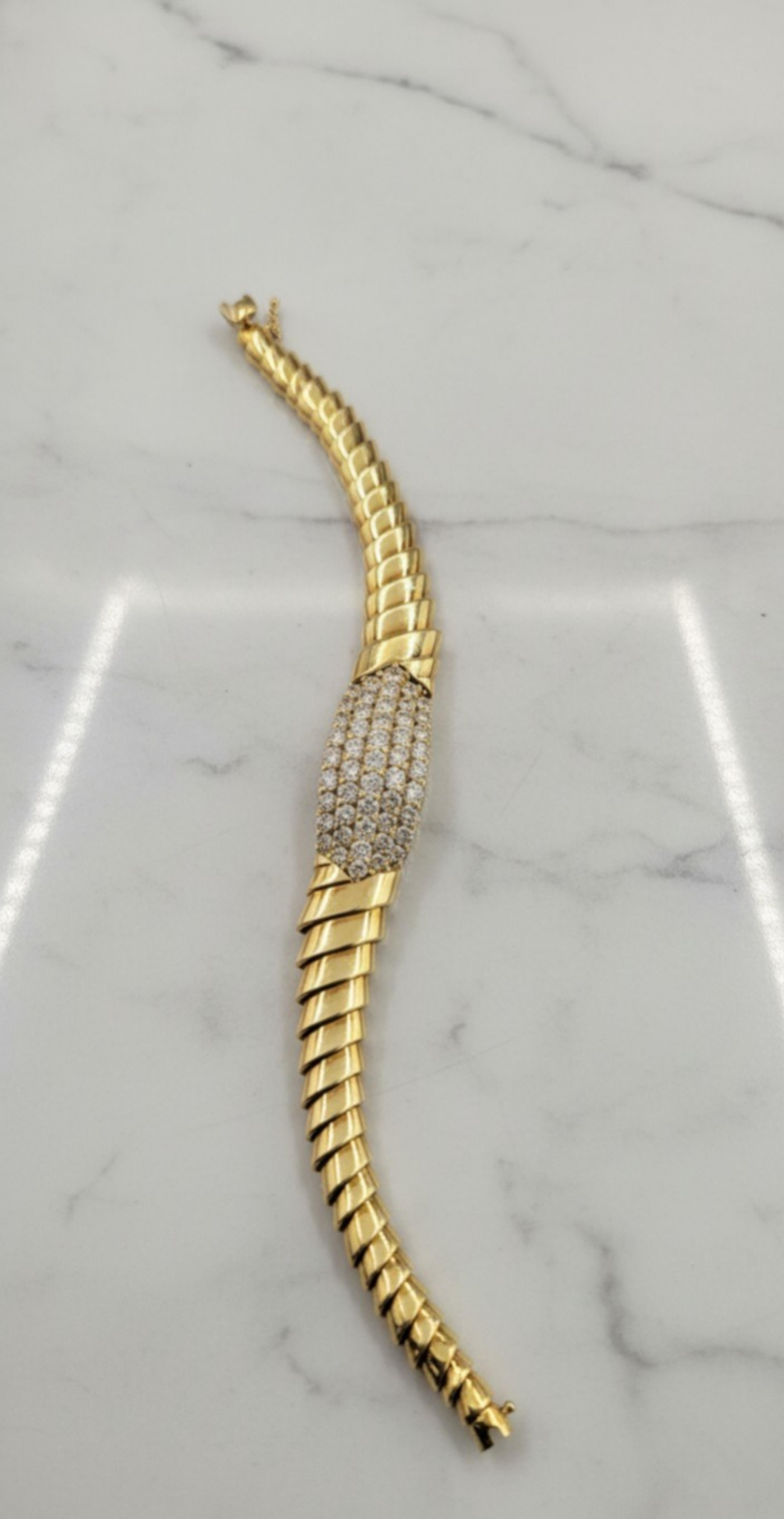 Contemporaneo Grazioso bracciale d'epoca Jose Hess in oro 18 carati con pavé di diamanti in vendita