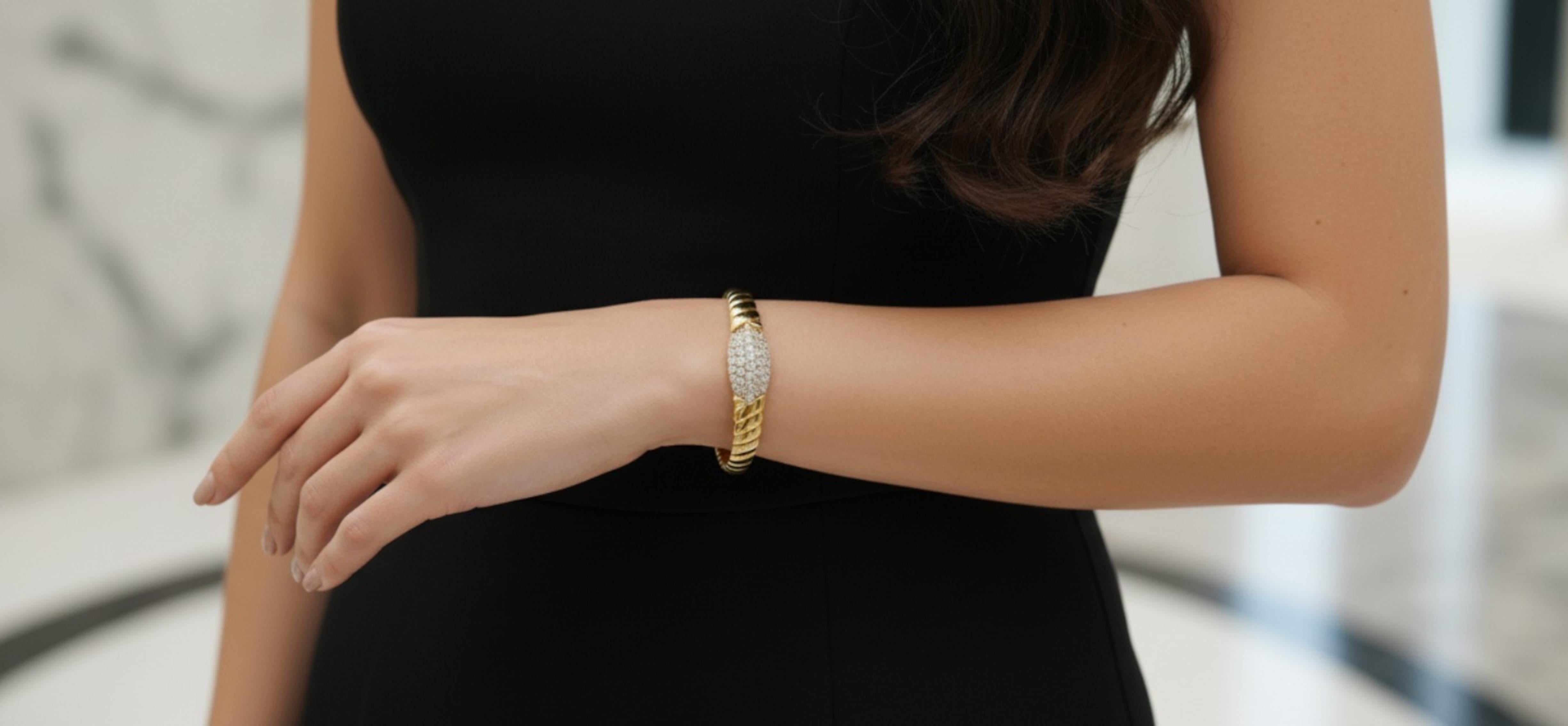 Taglio rotondo Grazioso bracciale d'epoca Jose Hess in oro 18 carati con pavé di diamanti in vendita