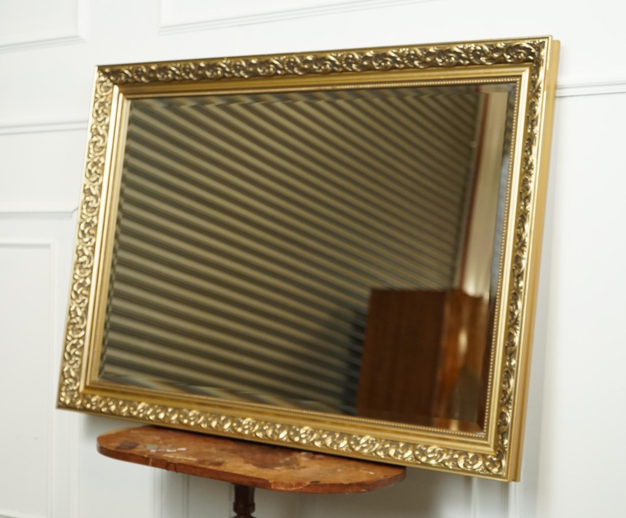 
Nous sommes ravis d'offrir à la vente ce joli miroir orné Vintage Gold.

Un petit miroir biseauté orné de dorures est une pièce étonnante qui respire l'opulence et l'élégance. Ce type de miroir est généralement de plus petite taille, ce qui le rend