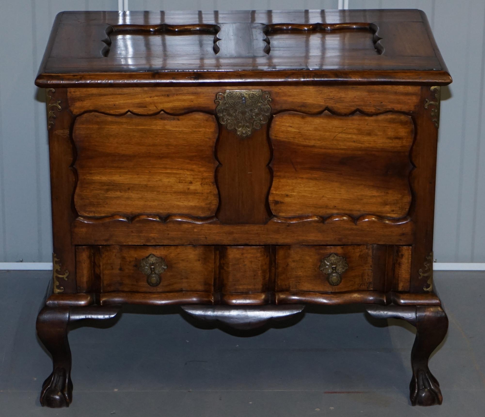 We are delighted to offer for sale this lovely solid mahogany trunk with single drawer and elegantly caved claw and ball feet

A very nice looking and multi functional piece of furniture, you have the main trunk section for storage, originally