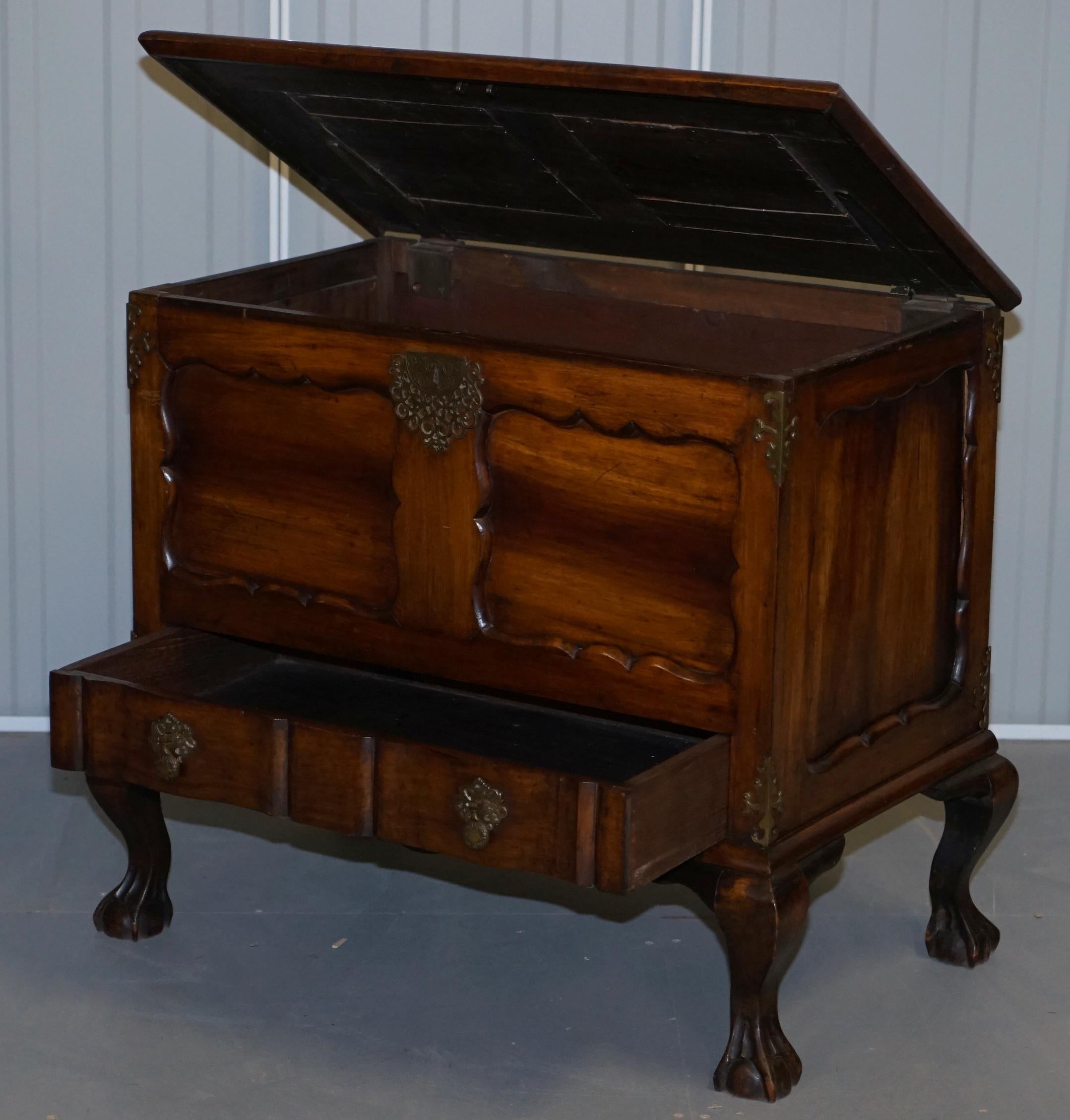 Fait main Lovely Vintage Hardwood Ornately Carved Trunk Chest with Drawer Claw & Ball Legs en vente
