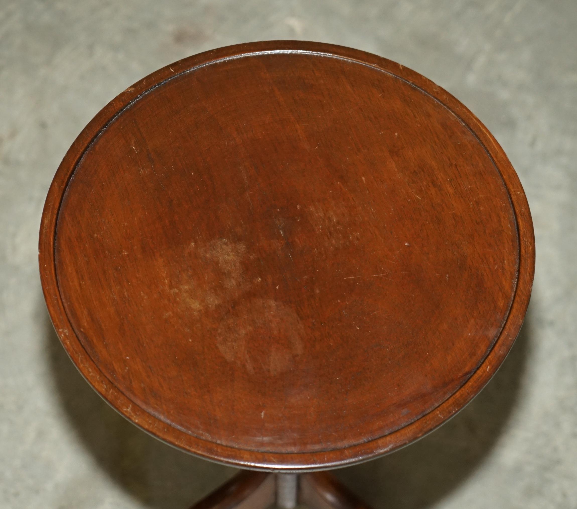 We are delighted to offer for sale this lovely vintage Mahogany lamp or side table with a nicely turned column base

A good-looking well-made tripod table in good condition throughout, we have cleaned waxed and polished it from top to bottom,