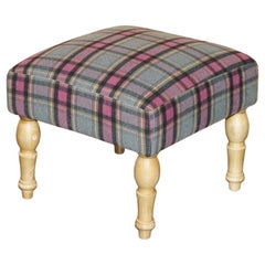 LOVELY VINTAGE MEDIUM SIZED FOOTSTOOL WiTH SCOTTISH TARTAN CHECK WOOL UPHOLSTERY