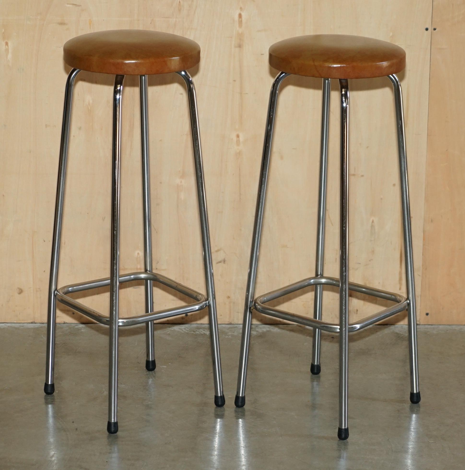 encantadora barra de cóctel y taburetes de cuero de estilo moderno de mediados de siglo para el hogar en venta 6