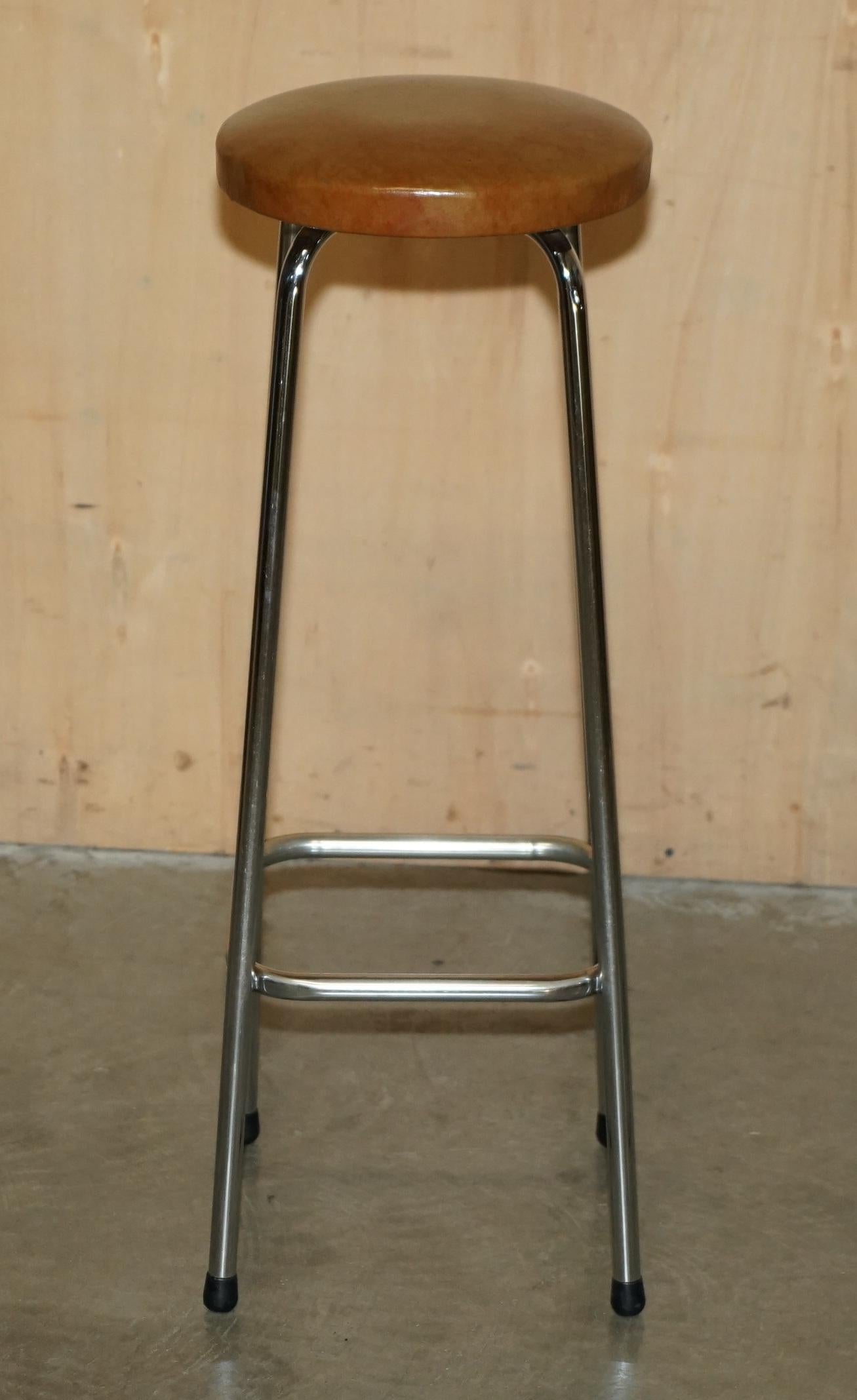 encantadora barra de cóctel y taburetes de cuero de estilo moderno de mediados de siglo para el hogar en venta 8
