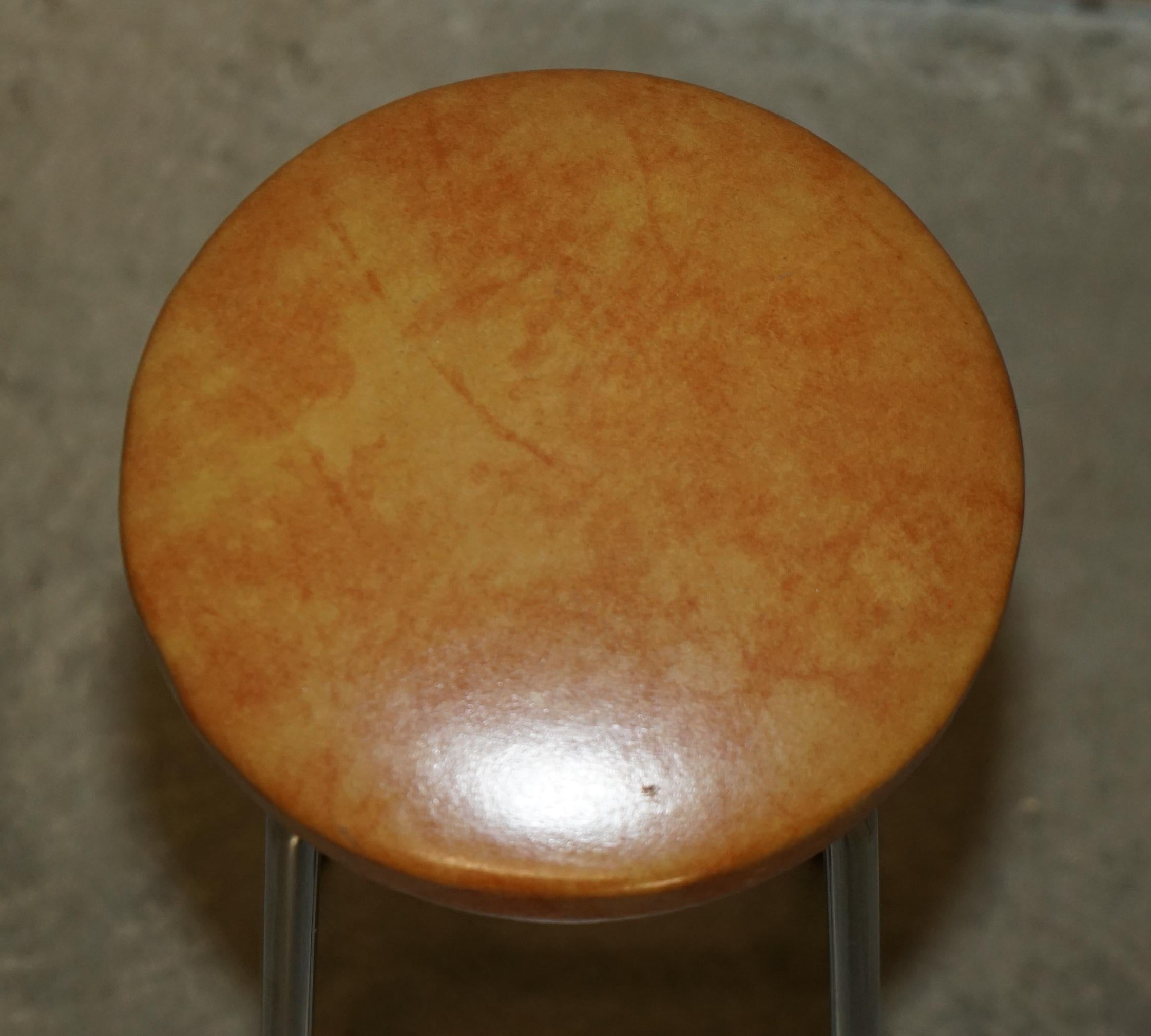 encantadora barra de cóctel y taburetes de cuero de estilo moderno de mediados de siglo para el hogar en venta 9