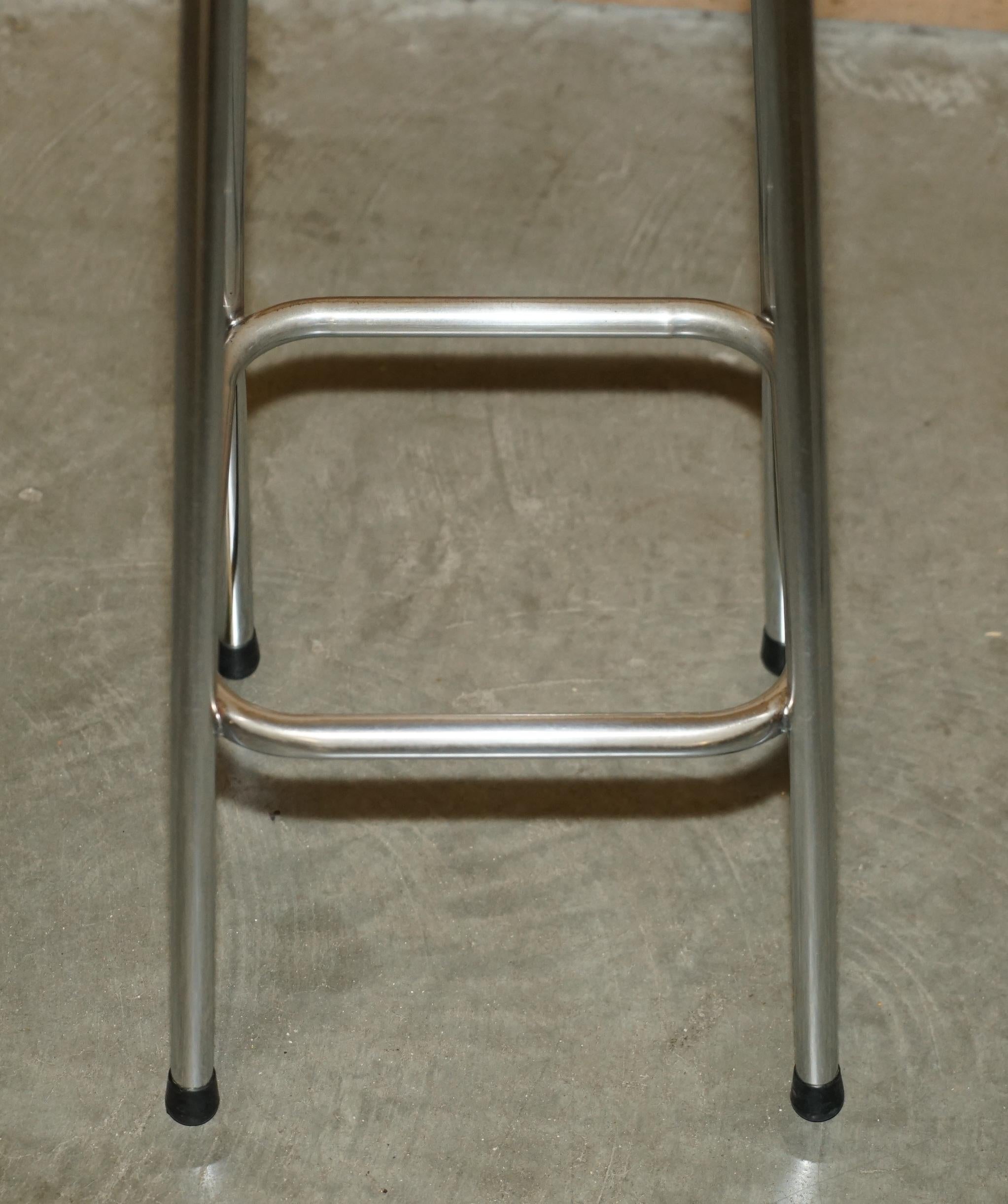 encantadora barra de cóctel y taburetes de cuero de estilo moderno de mediados de siglo para el hogar en venta 10