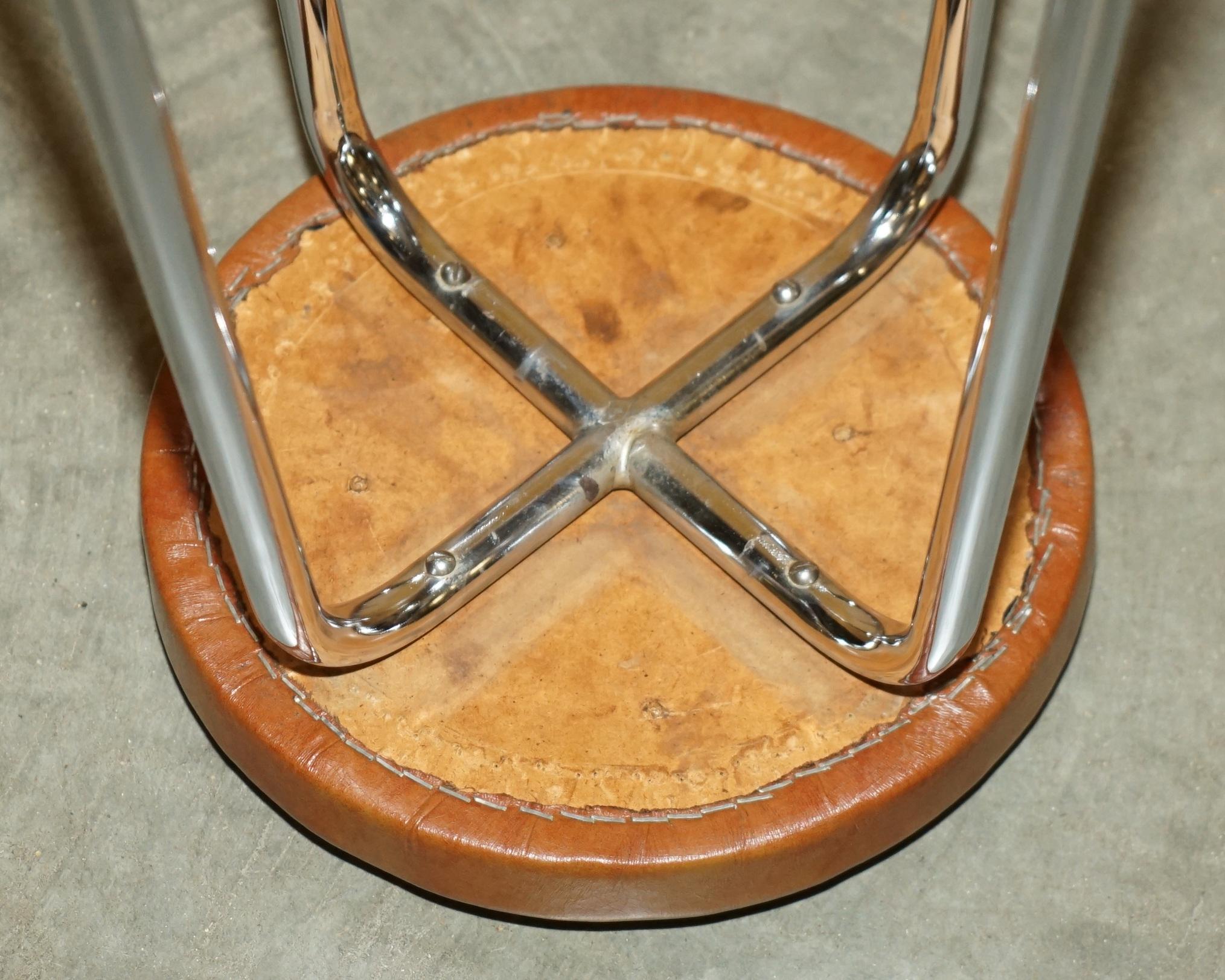 encantadora barra de cóctel y taburetes de cuero de estilo moderno de mediados de siglo para el hogar en venta 11