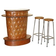 encantadora barra de cóctel y taburetes de cuero de estilo moderno de mediados de siglo para el hogar