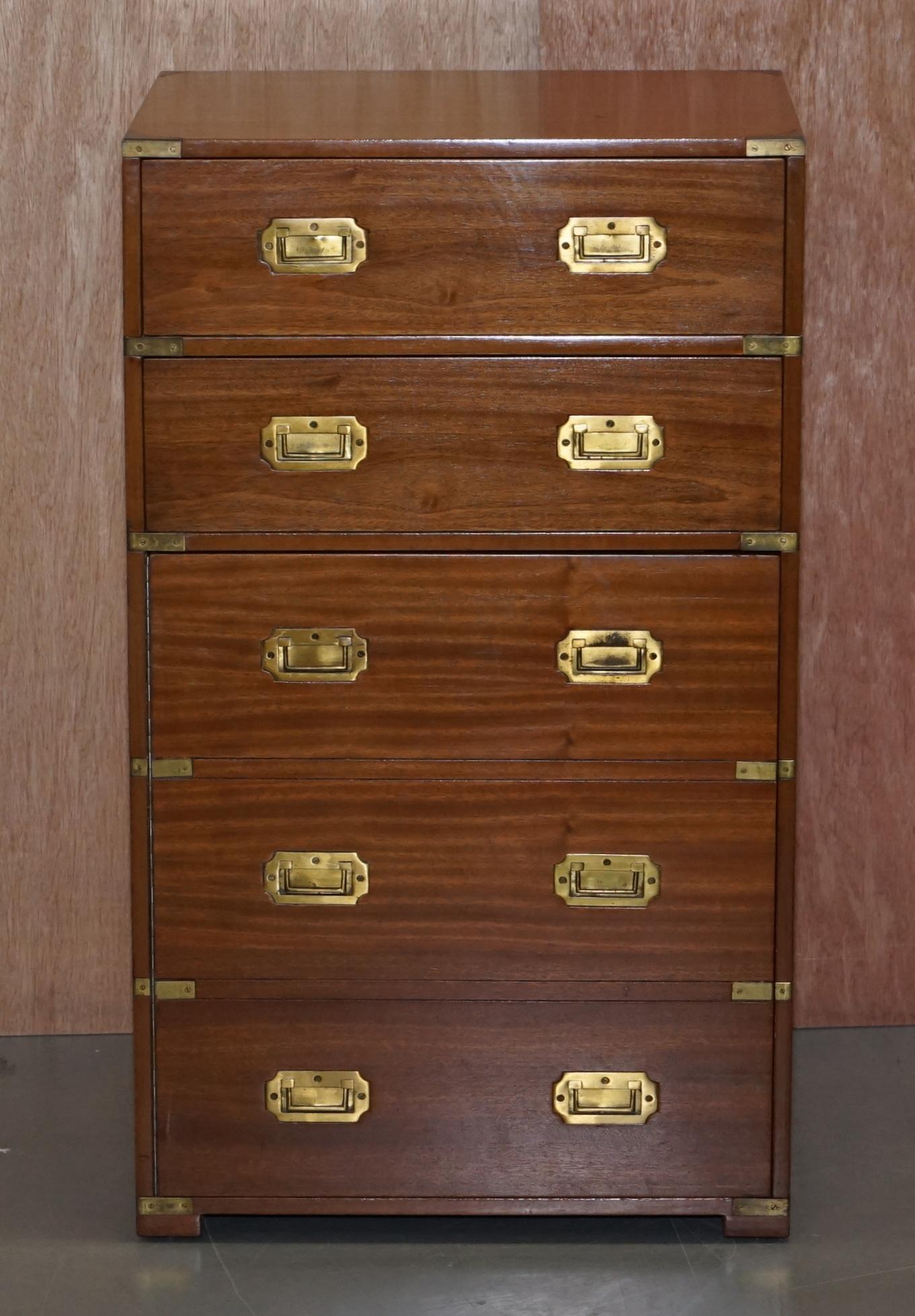 We are delighted to this lovely vintage light mahogany military Campaign chest of drawers with hidden cupboard base

An excellent piece, the top two drawers are standard, the bottom three drawers are faux fronted and are actually one large