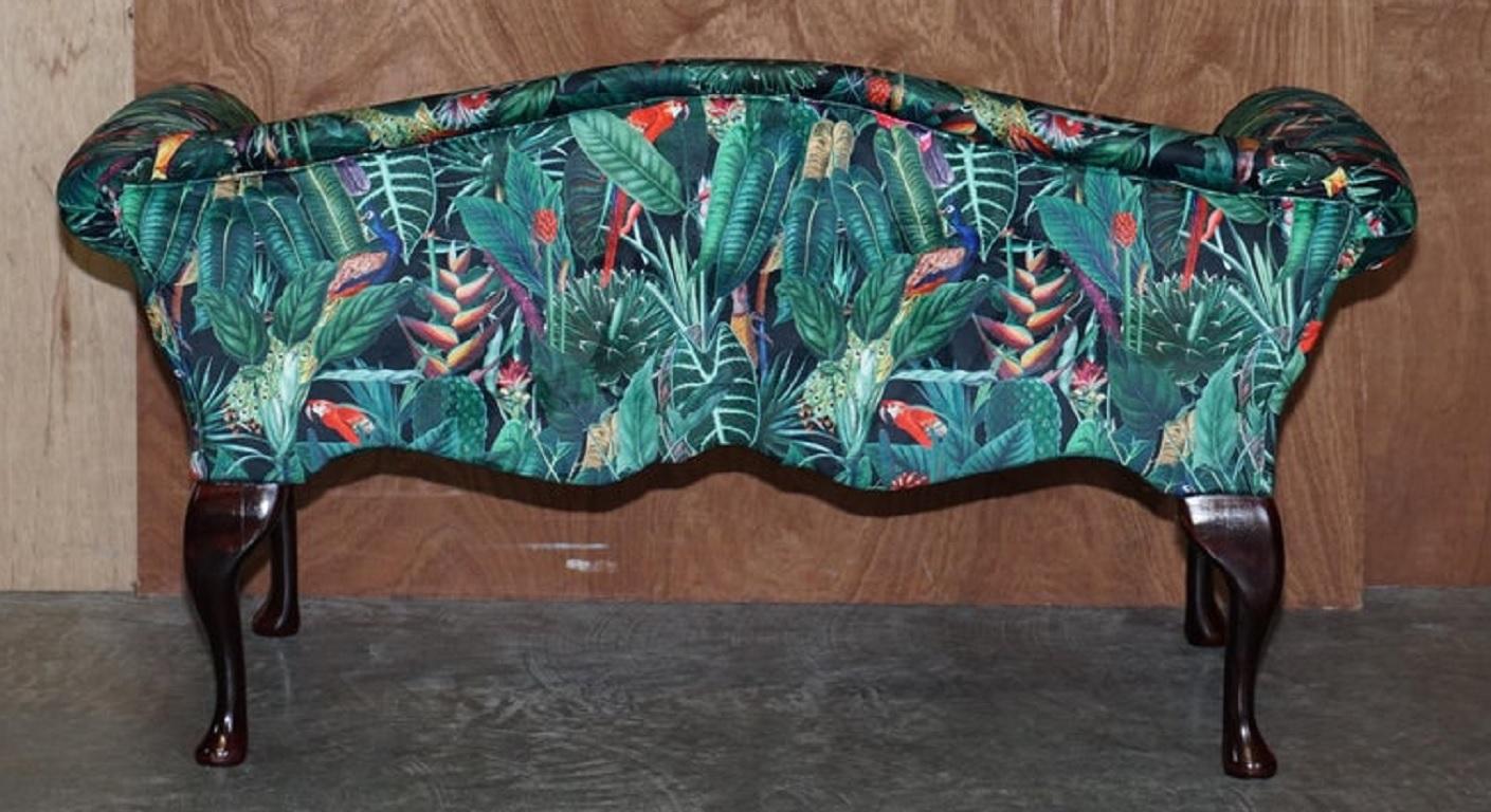 Ravissant canapé vintage à mini siège de fenêtre avec tapisserie Birds of Paradise en vente 3