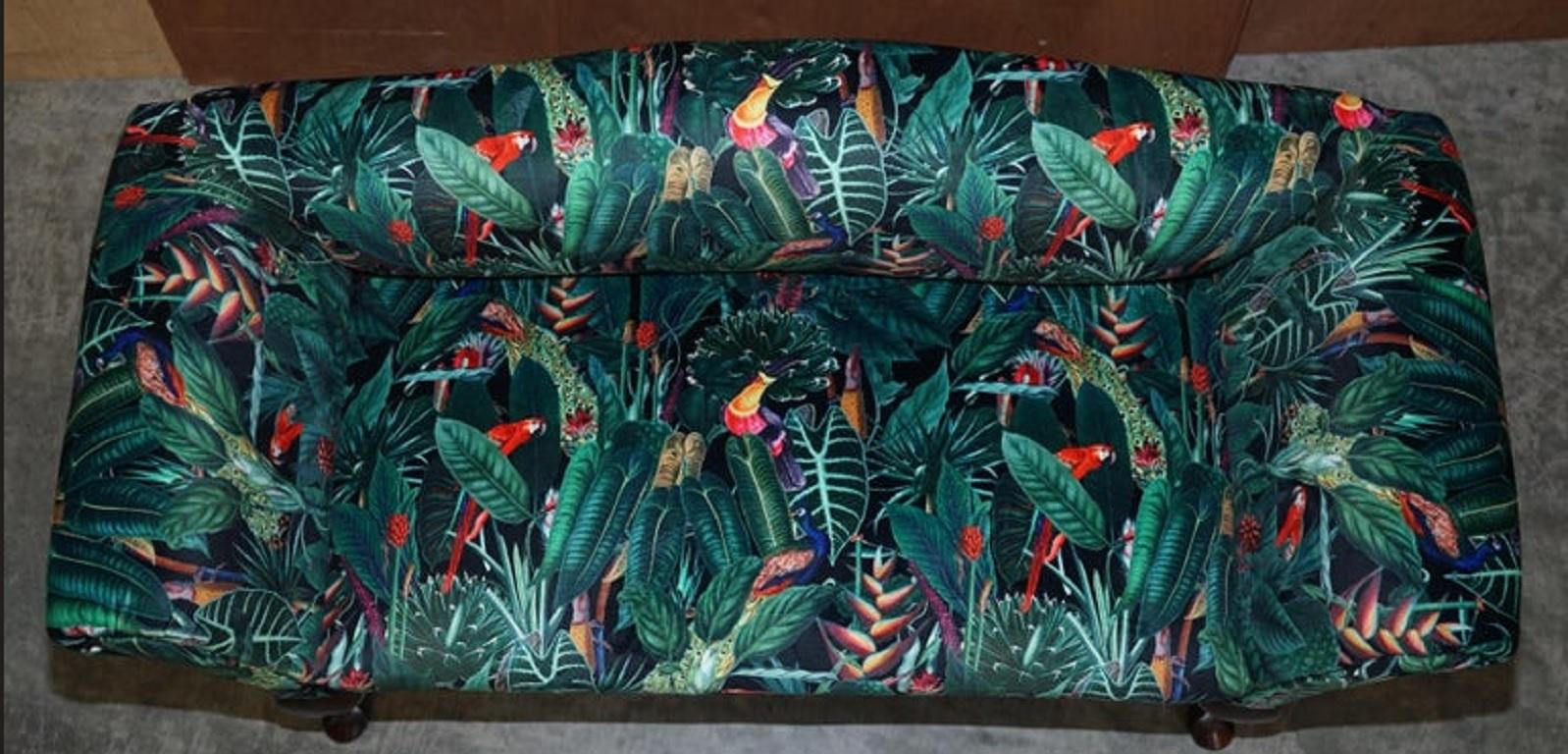 Anglais Ravissant canapé vintage à mini siège de fenêtre avec tapisserie Birds of Paradise en vente