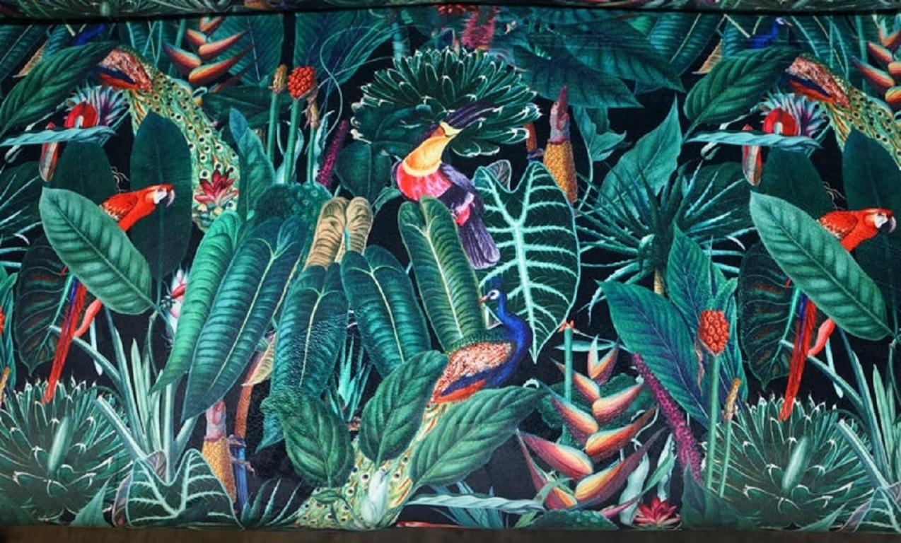 20ième siècle Ravissant canapé vintage à mini siège de fenêtre avec tapisserie Birds of Paradise en vente