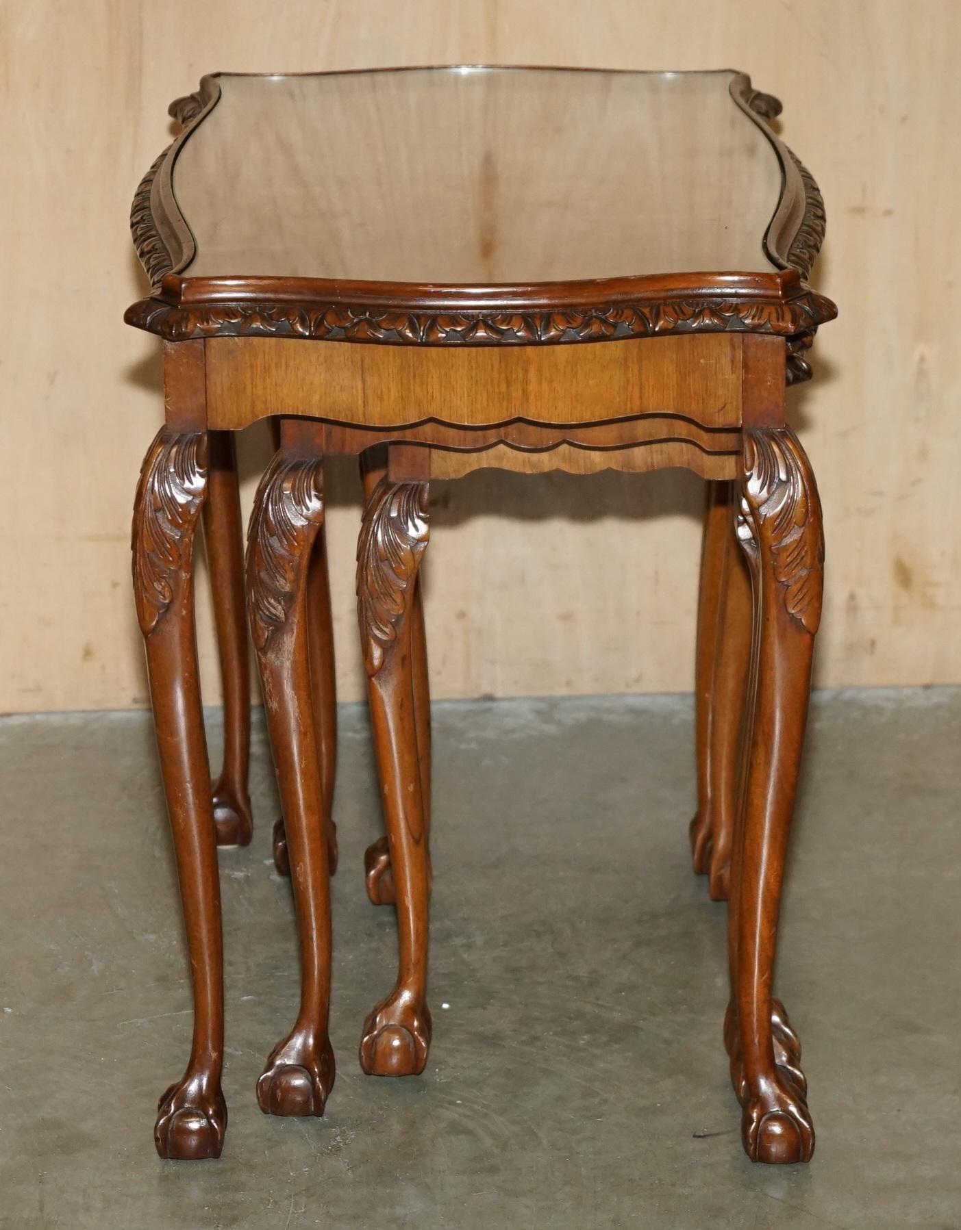 LOVELY ViNTAGE NEST OF THREE BURR WALNUT CLAW & BALL FEET SIDE END WINE TABLES en vente 2