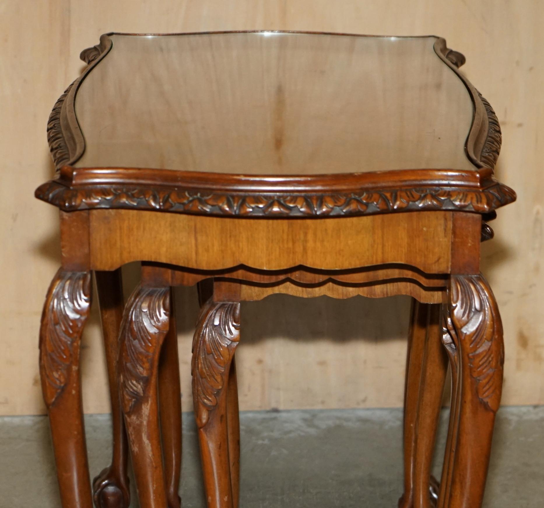 LOVELY ViNTAGE NEST OF THREE BURR WALNUT CLAW & BALL FEET SIDE END WINE TABLES en vente 3