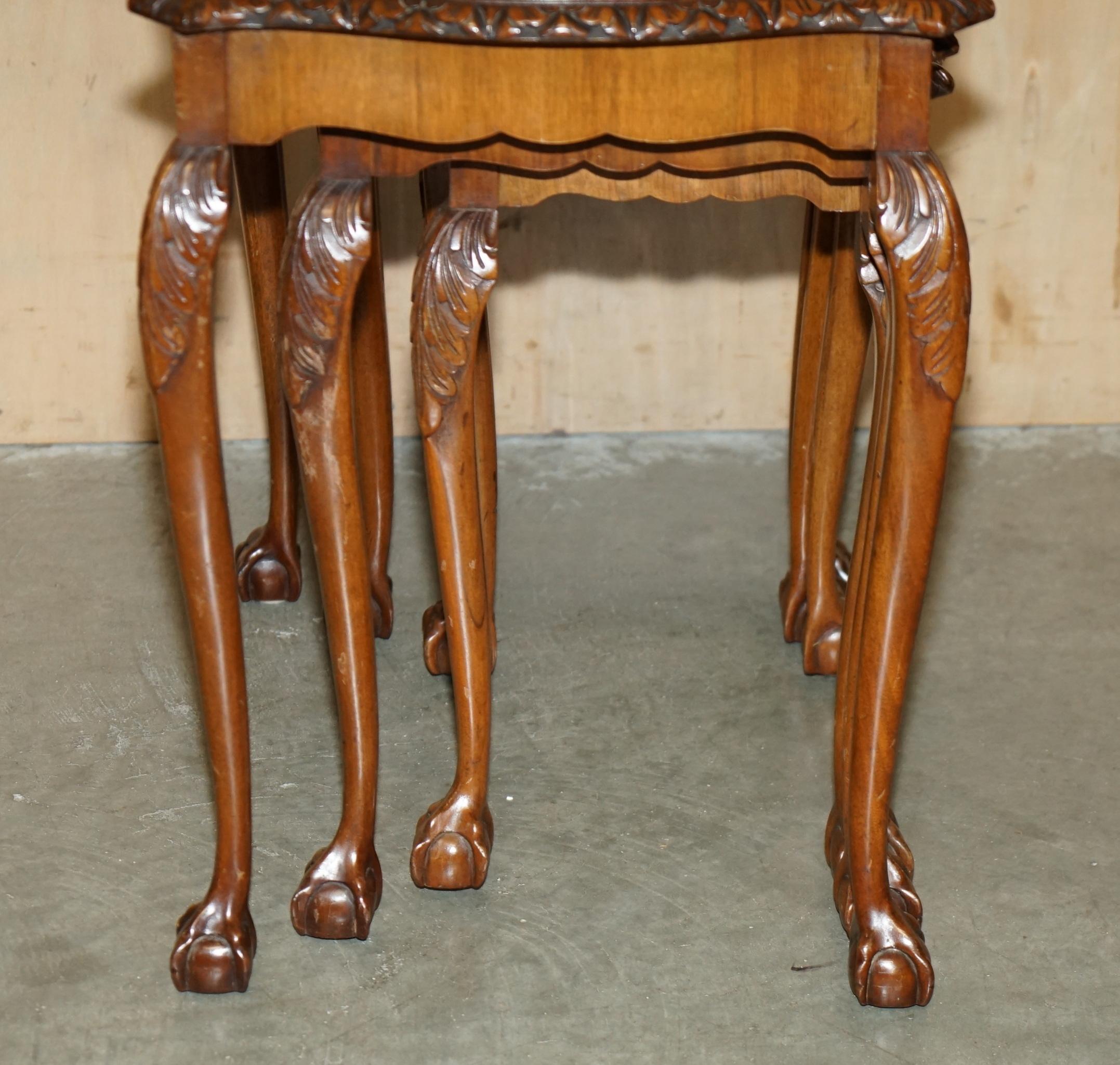 LOVELY ViNTAGE NEST OF THREE BURR WALNUT CLAW & BALL FEET SIDE END WINE TABLES en vente 4
