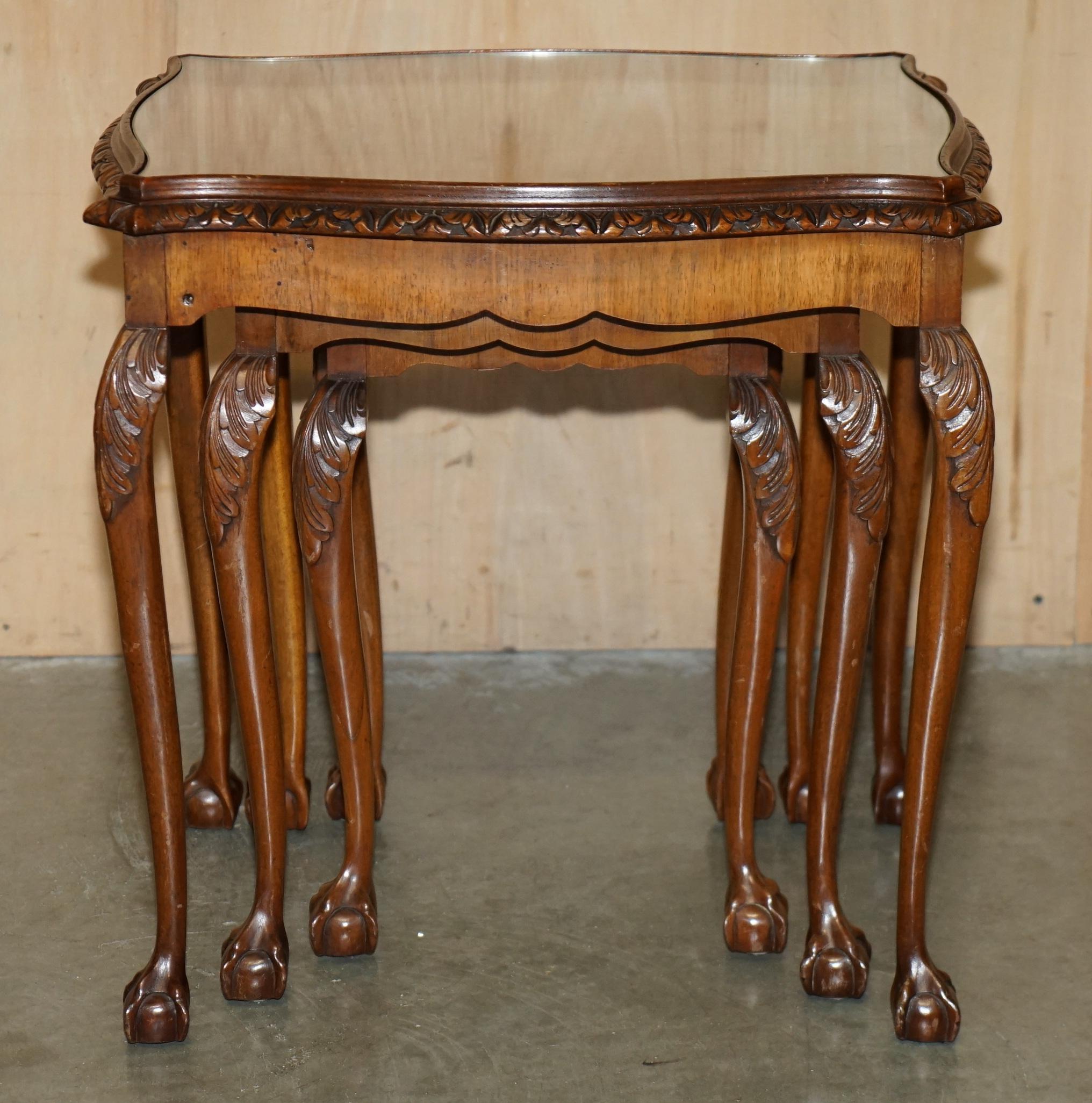 LOVELY ViNTAGE NEST OF THREE BURR WALNUT CLAW & BALL FEET SIDE END WINE TABLES en vente 5
