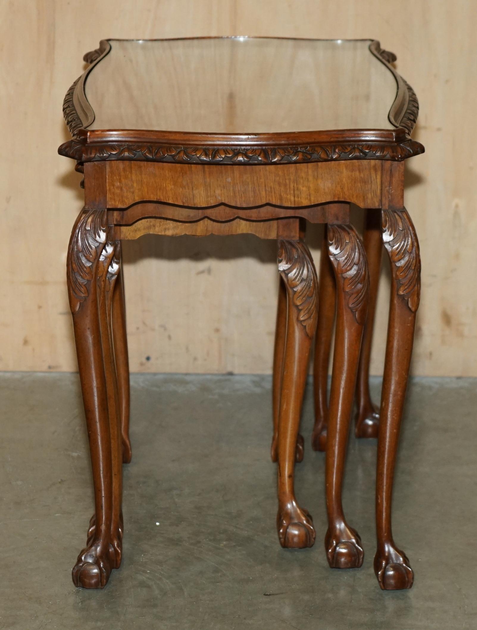 LOVELY ViNTAGE NEST OF THREE BURR WALNUT CLAW & BALL FEET SIDE END WINE TABLES en vente 6