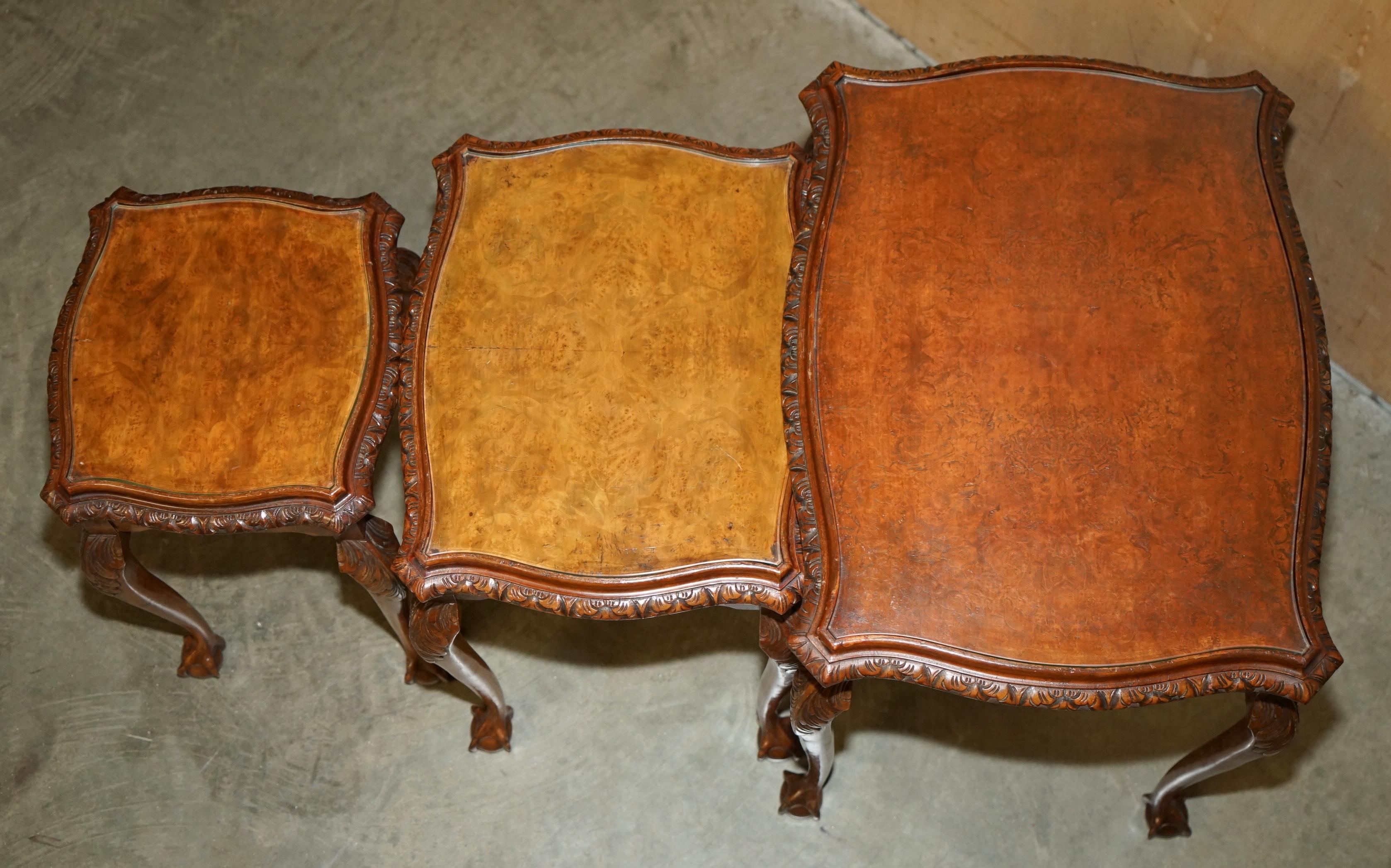 LOVELY ViNTAGE NEST OF THREE BURR WALNUT CLAW & BALL FEET SIDE END WINE TABLES en vente 7