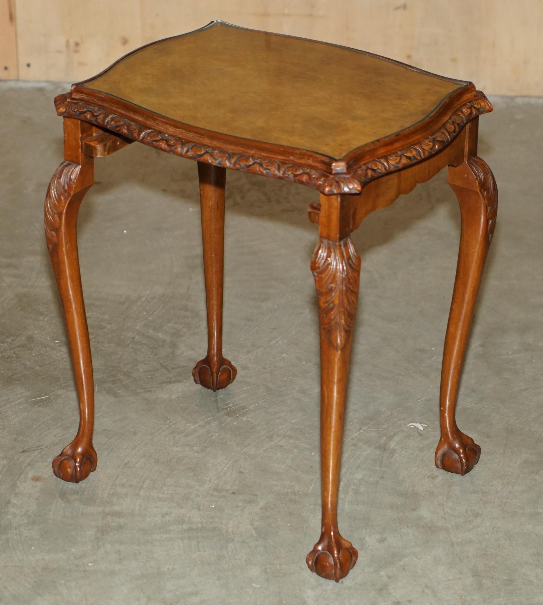LOVELY ViNTAGE NEST OF THREE BURR WALNUT CLAW & BALL FEET SIDE END WINE TABLES en vente 8