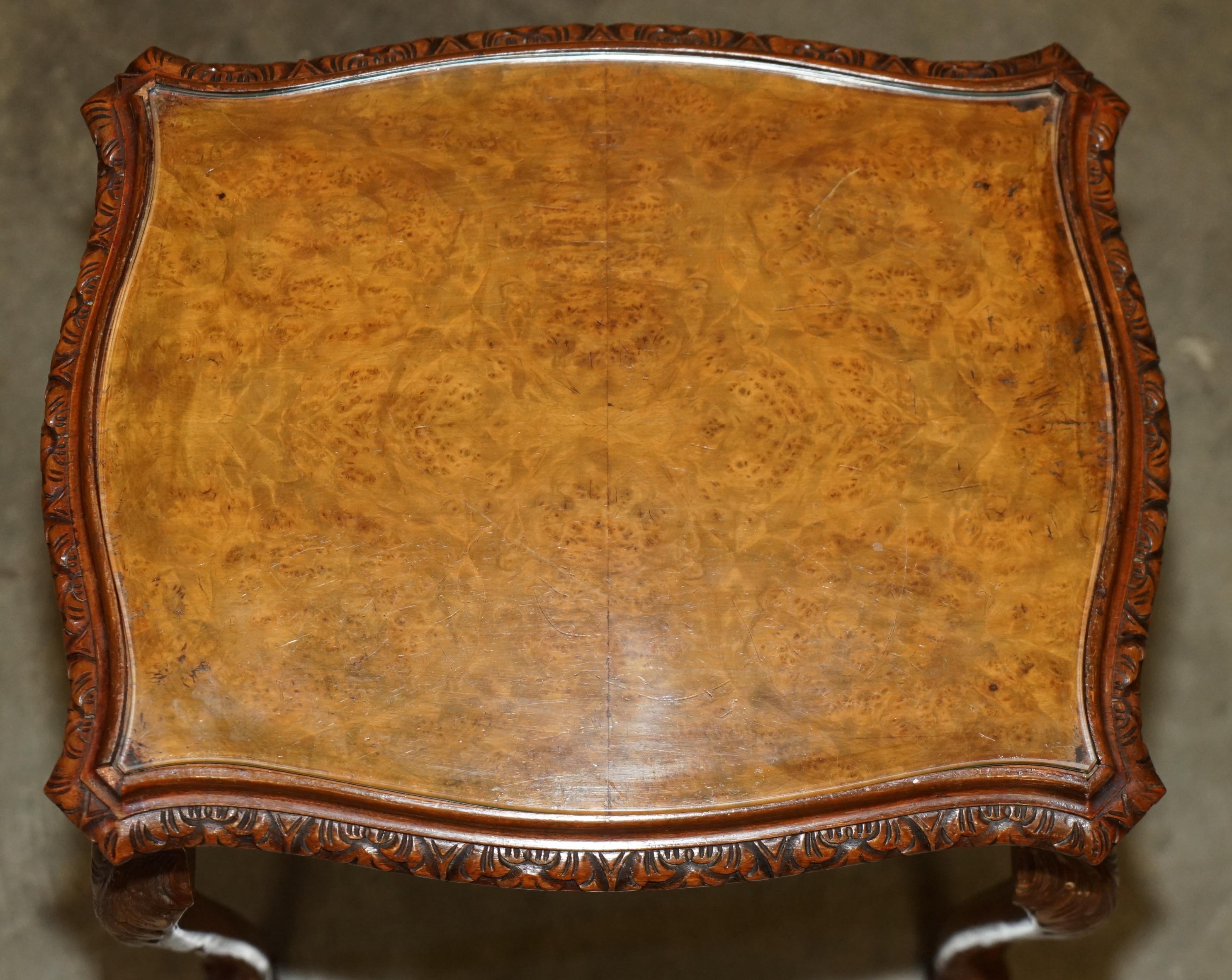 LOVELY ViNTAGE NEST OF THREE BURR WALNUT CLAW & BALL FEET SIDE END WINE TABLES en vente 10