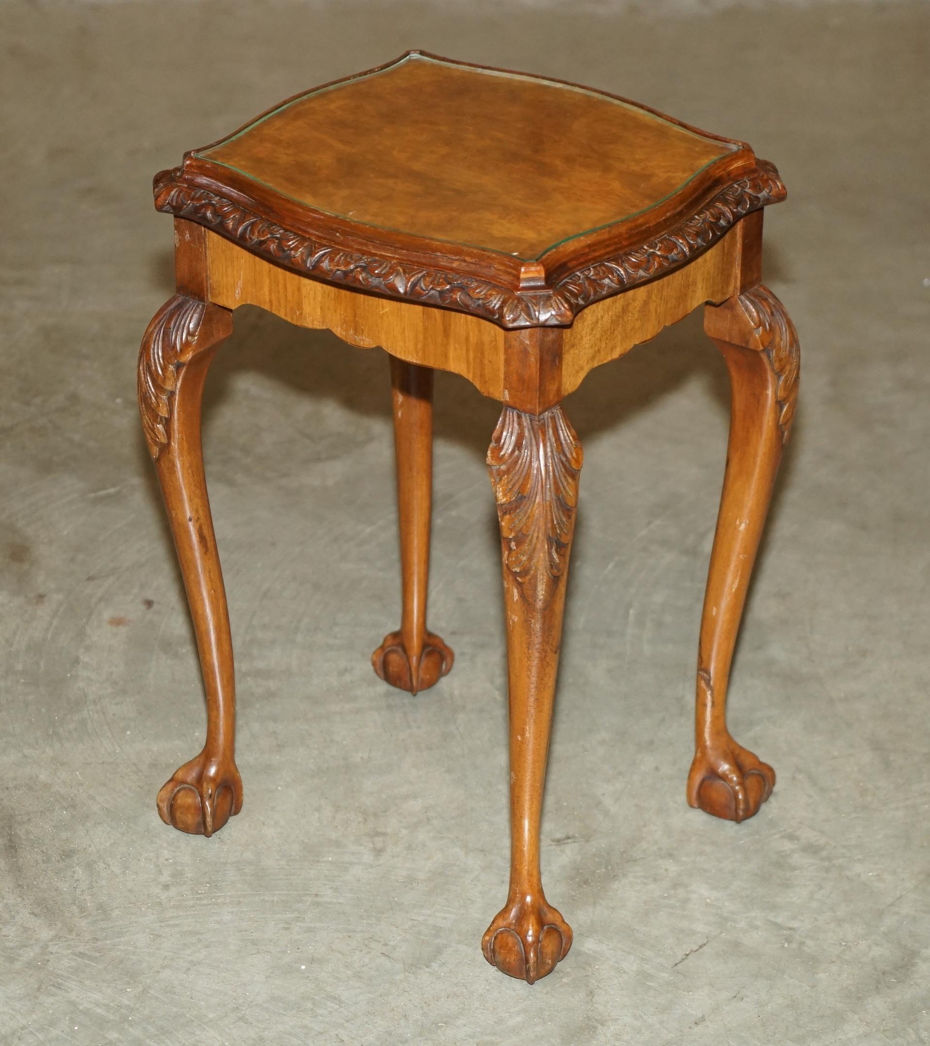 LOVELY ViNTAGE NEST OF THREE BURR WALNUT CLAW & BALL FEET SIDE END WINE TABLES en vente 11