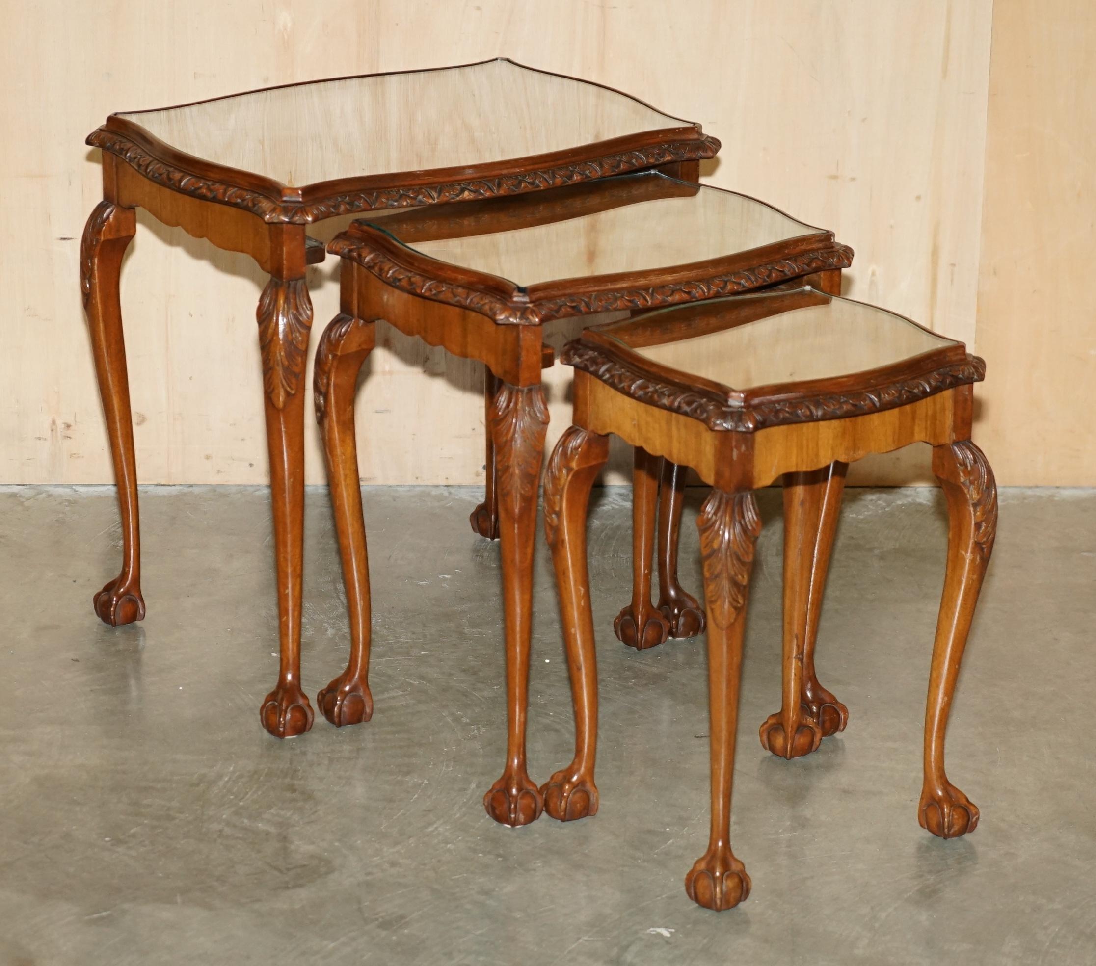 Royal House Antiques

The House Antiques a le plaisir d'offrir à la vente ce charmant ensemble de trois tables en ronce de noyer avec des pieds à griffes et à billes.

Veuillez noter que les frais de livraison indiqués sont donnés à titre indicatif,