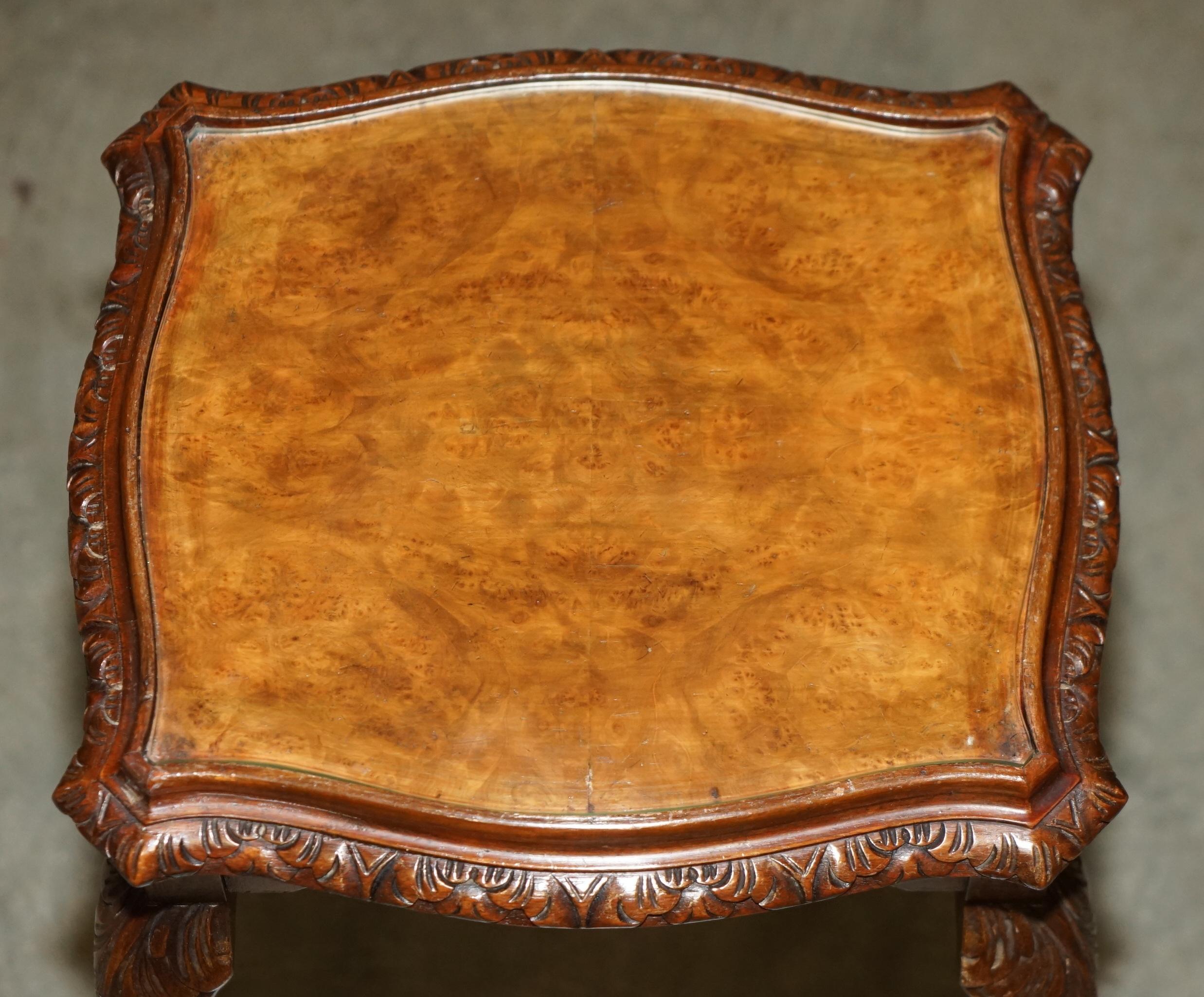 LOVELY ViNTAGE NEST OF THREE BURR WALNUT CLAW & BALL FEET SIDE END WINE TABLES en vente 12