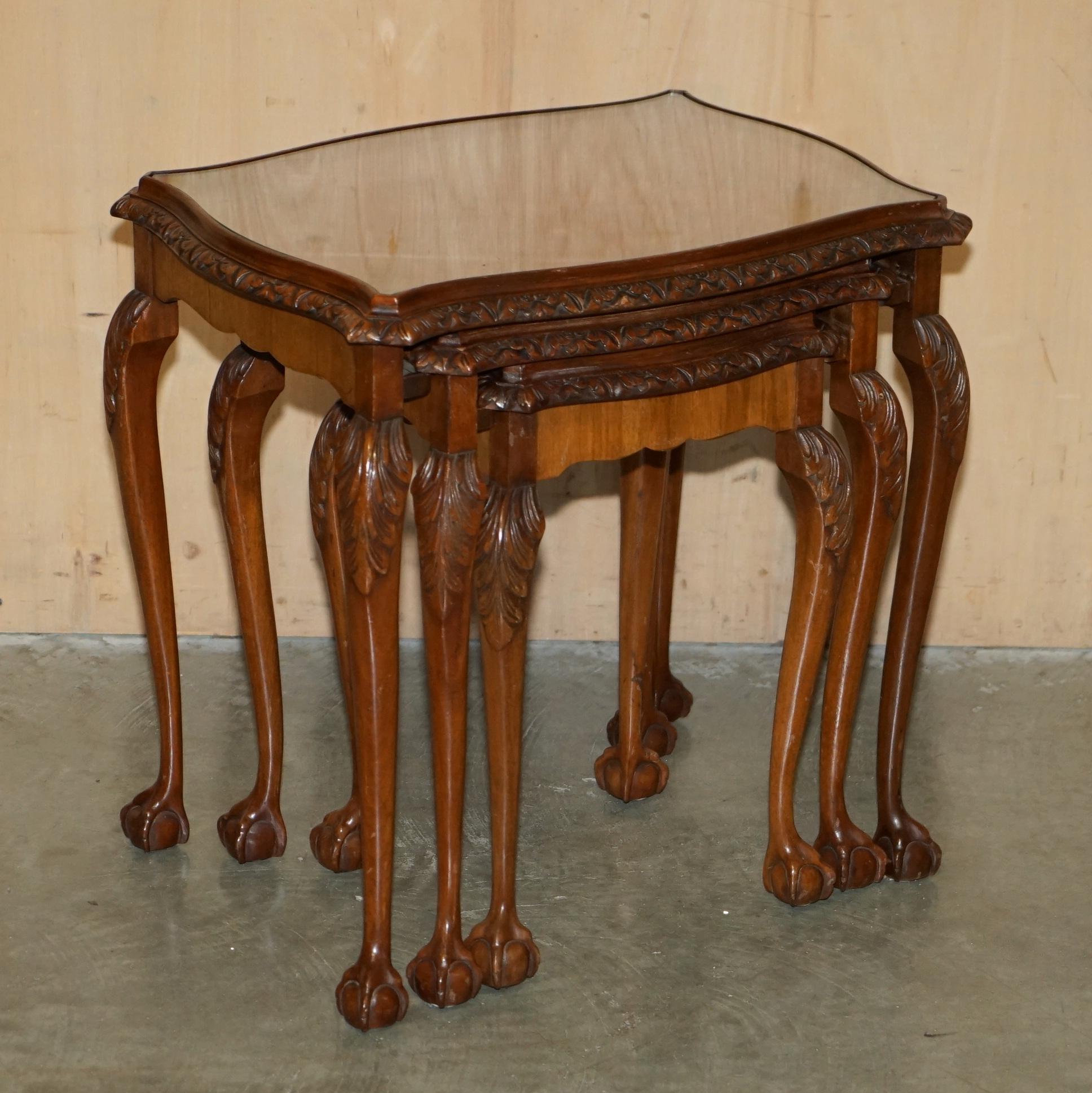 Victorien LOVELY ViNTAGE NEST OF THREE BURR WALNUT CLAW & BALL FEET SIDE END WINE TABLES en vente