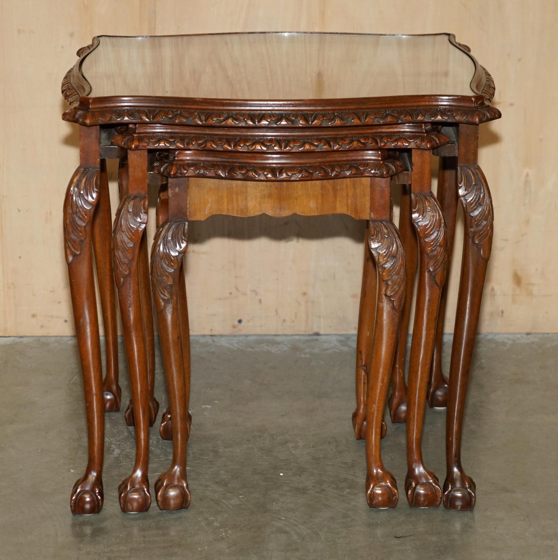 Anglais LOVELY ViNTAGE NEST OF THREE BURR WALNUT CLAW & BALL FEET SIDE END WINE TABLES en vente