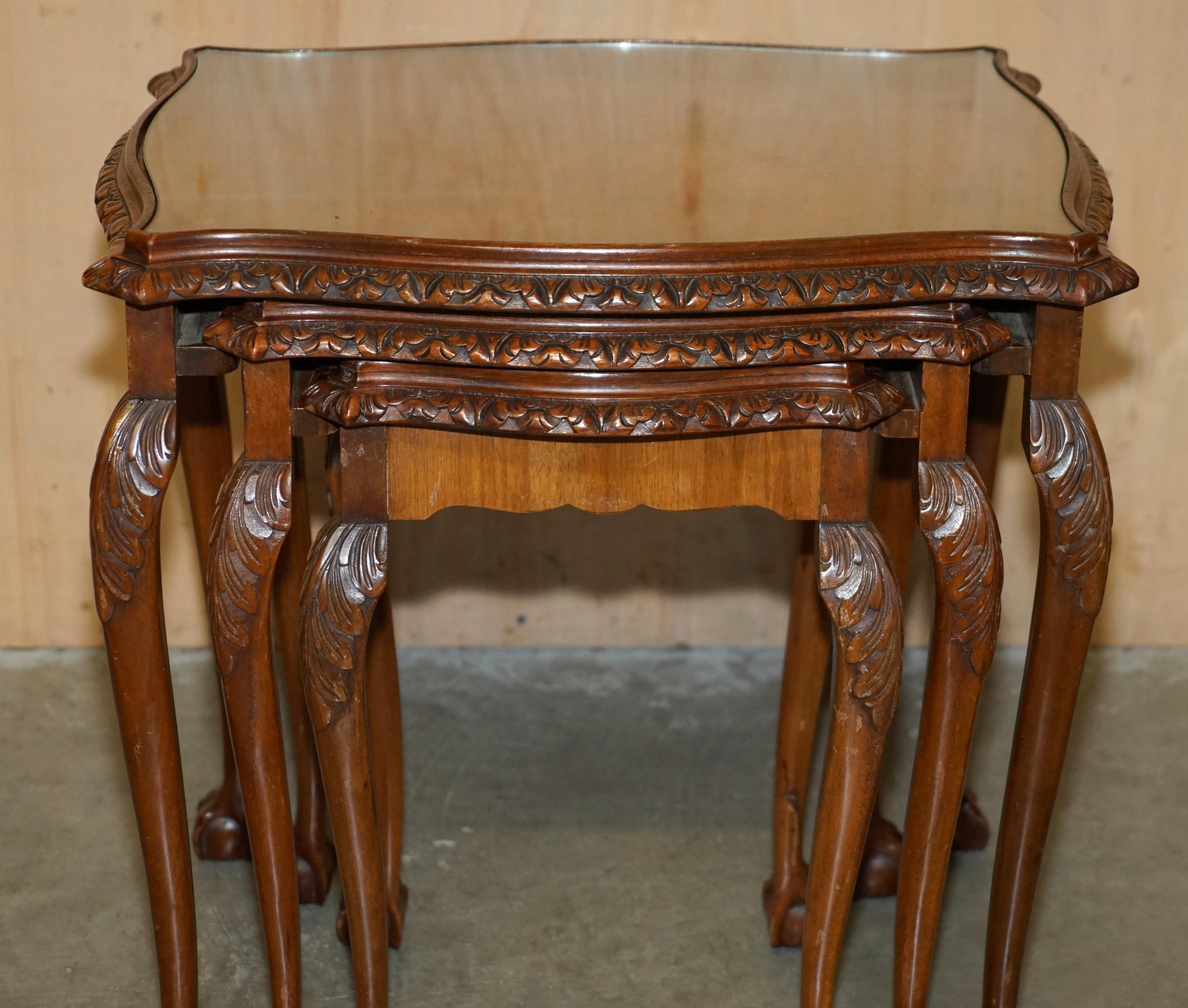 Fait main LOVELY ViNTAGE NEST OF THREE BURR WALNUT CLAW & BALL FEET SIDE END WINE TABLES en vente