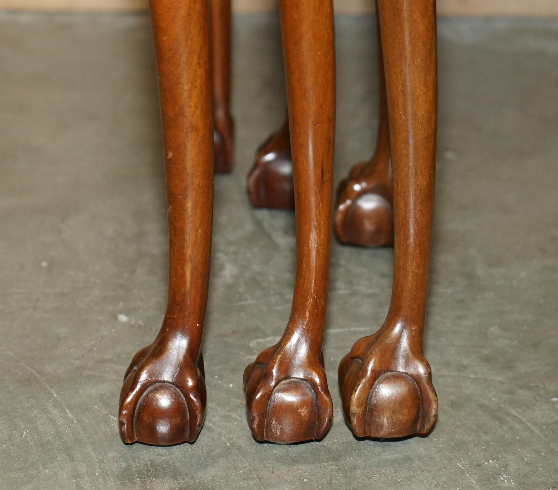 20ième siècle LOVELY ViNTAGE NEST OF THREE BURR WALNUT CLAW & BALL FEET SIDE END WINE TABLES en vente