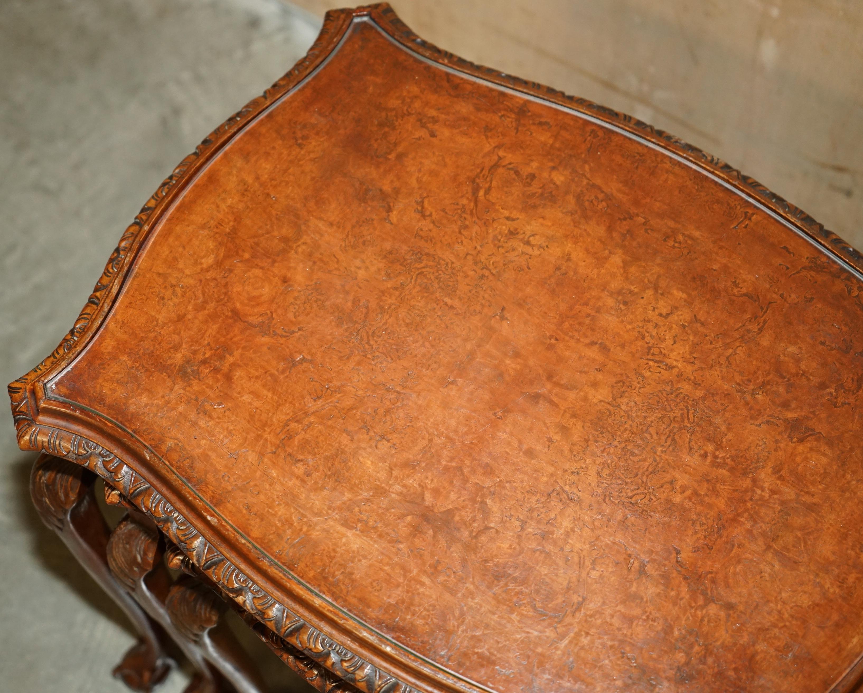 LOVELY ViNTAGE NEST OF THREE BURR WALNUT CLAW & BALL FEET SIDE END WINE TABLES en vente 1