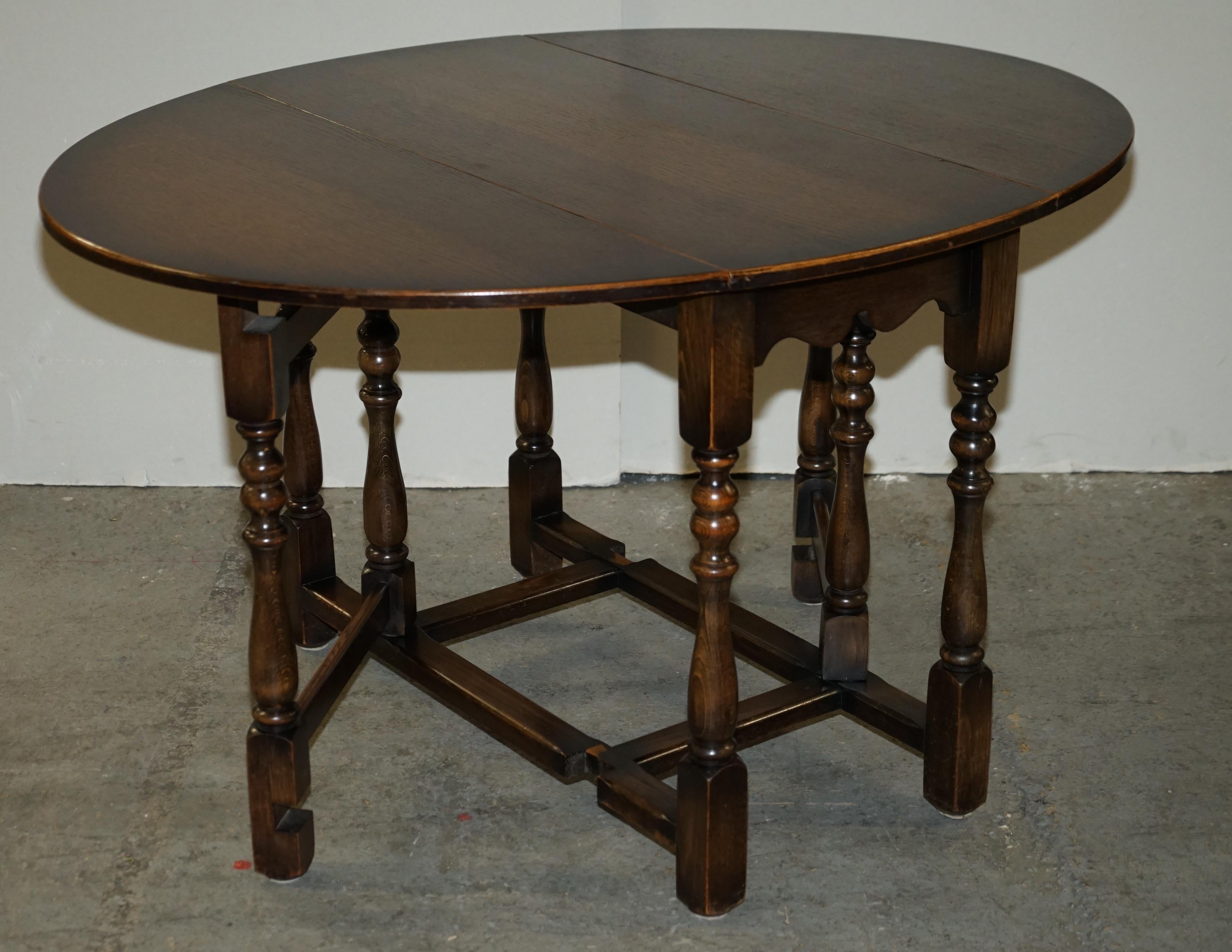 Lovely Vintage Oak Drop Leaf Pembroke Occasional Table For Sale 3
