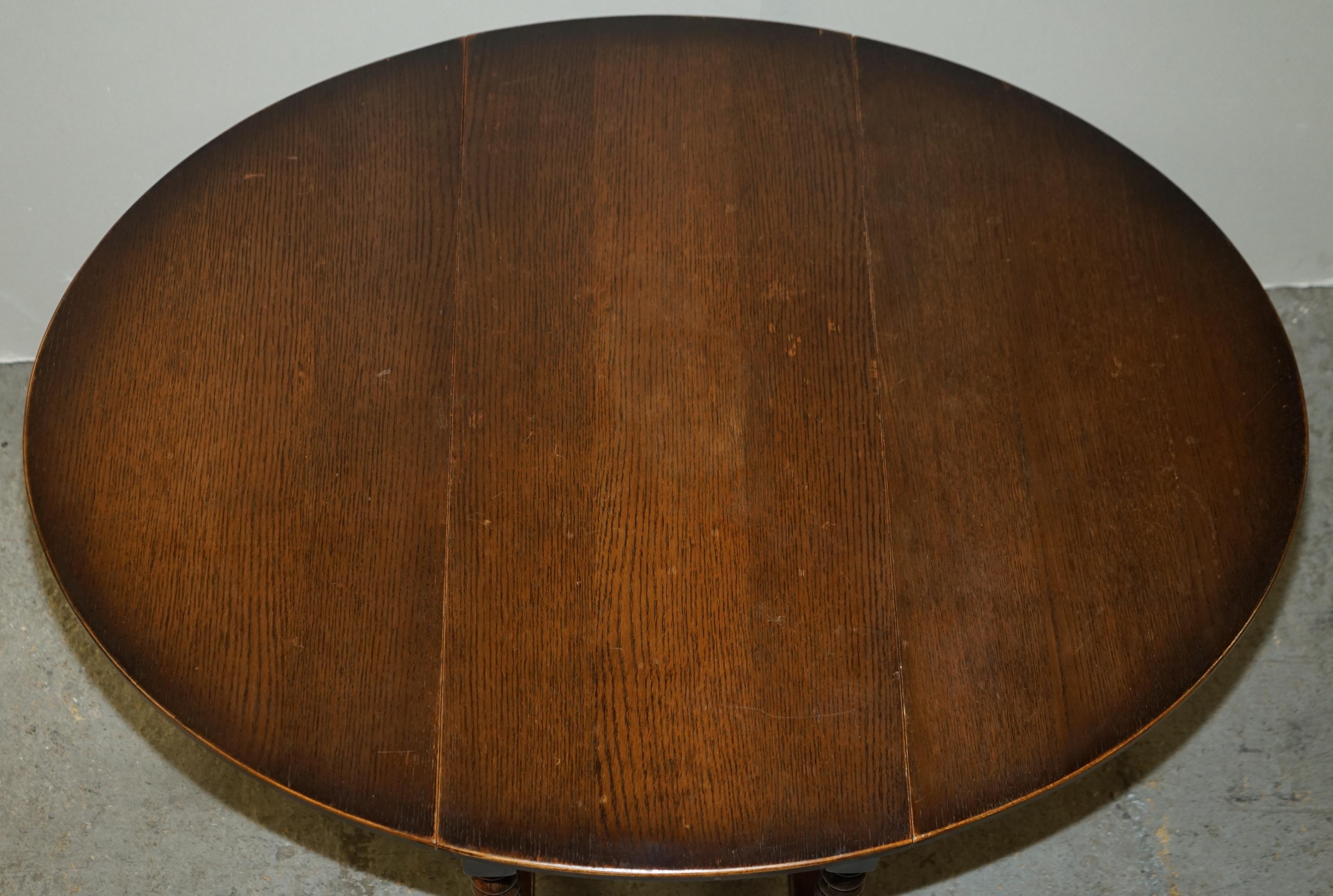 Lovely Vintage Oak Drop Leaf Pembroke Occasional Table For Sale 9
