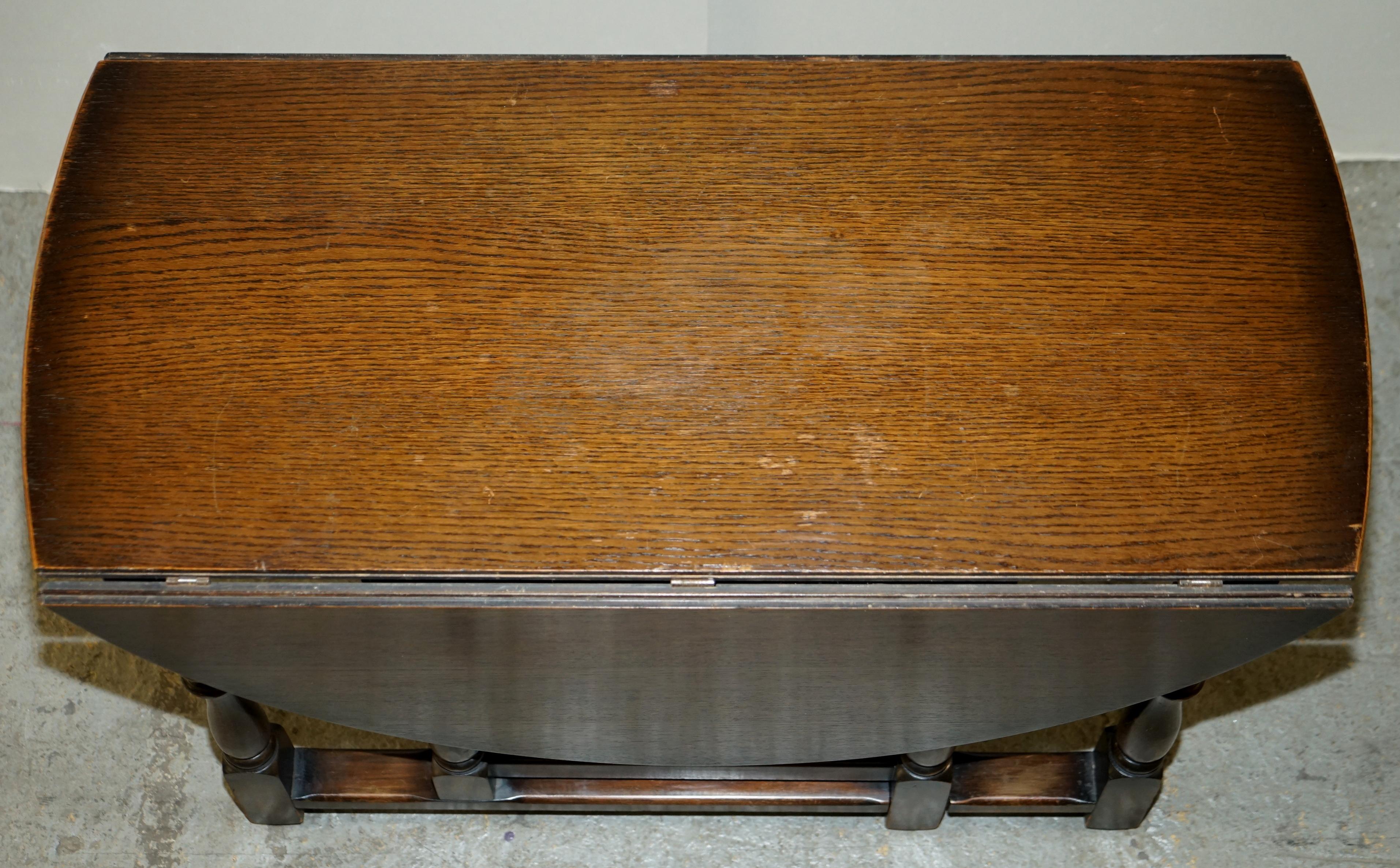 20th Century Lovely Vintage Oak Drop Leaf Pembroke Occasional Table For Sale