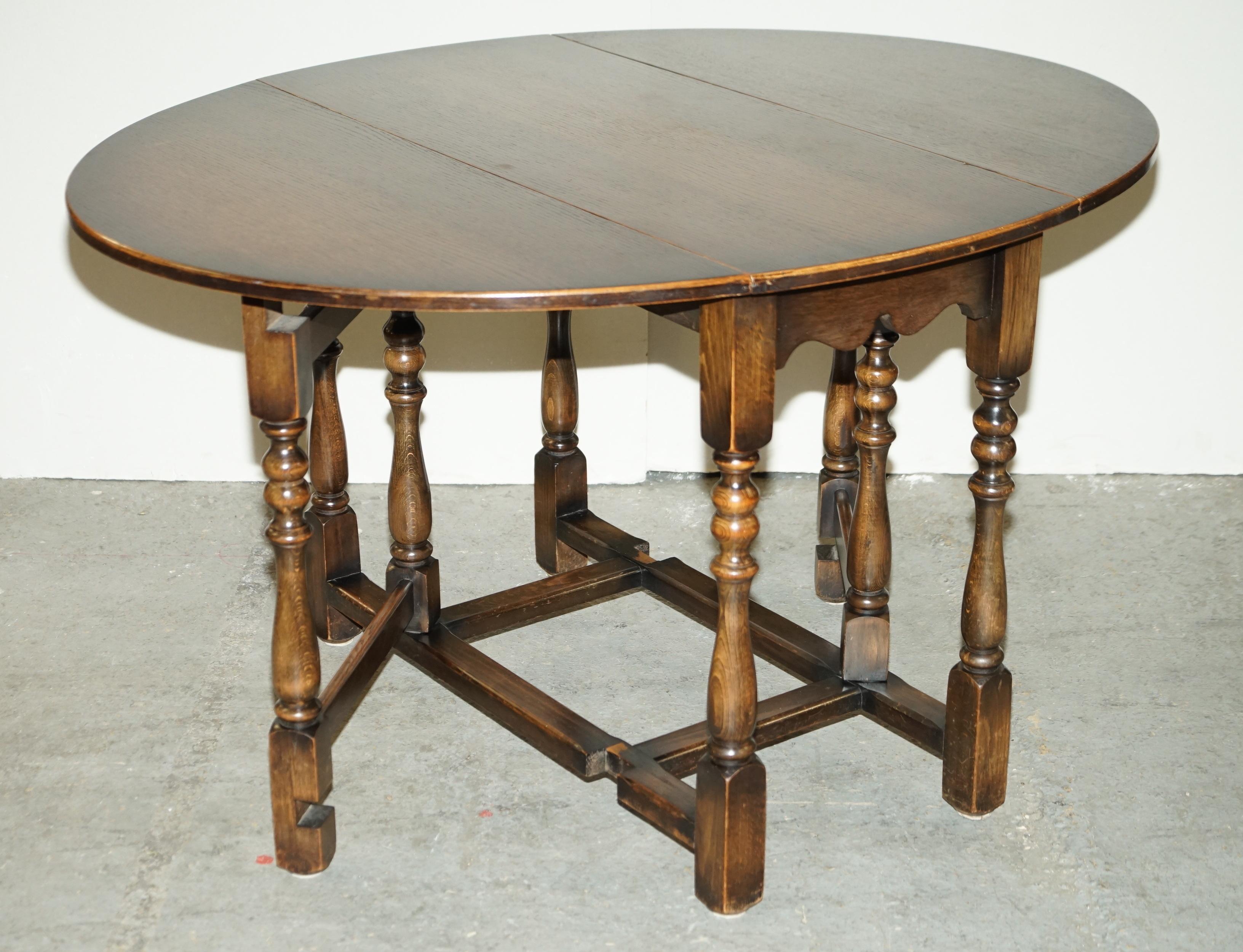 Lovely Vintage Oak Drop Leaf Pembroke Occasional Table For Sale 2
