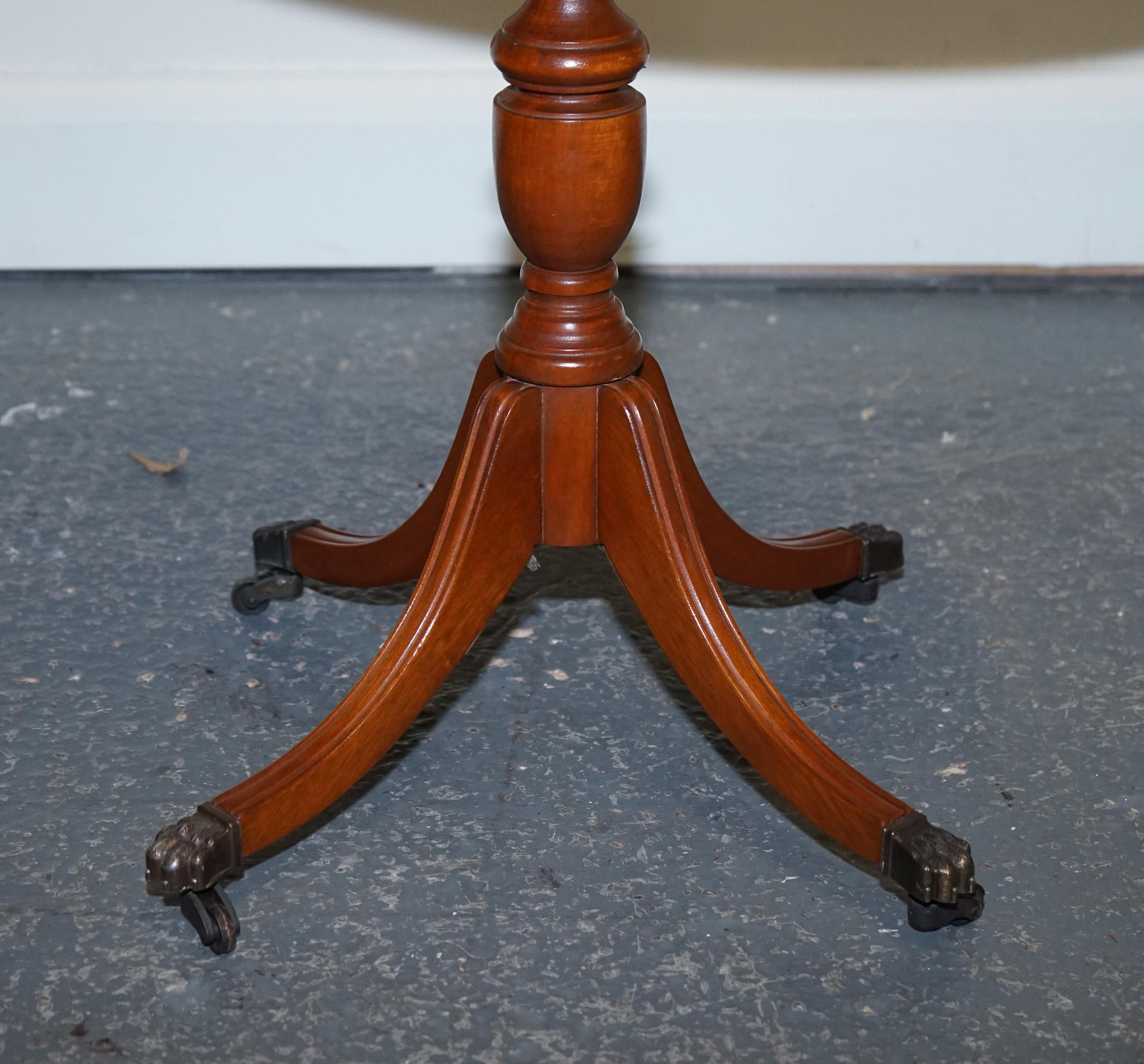 LOVELY VINTAGE OVAL BURR YEW WOOD SIDE TABLE ON TRiPOD LEGS In Good Condition For Sale In Pulborough, GB