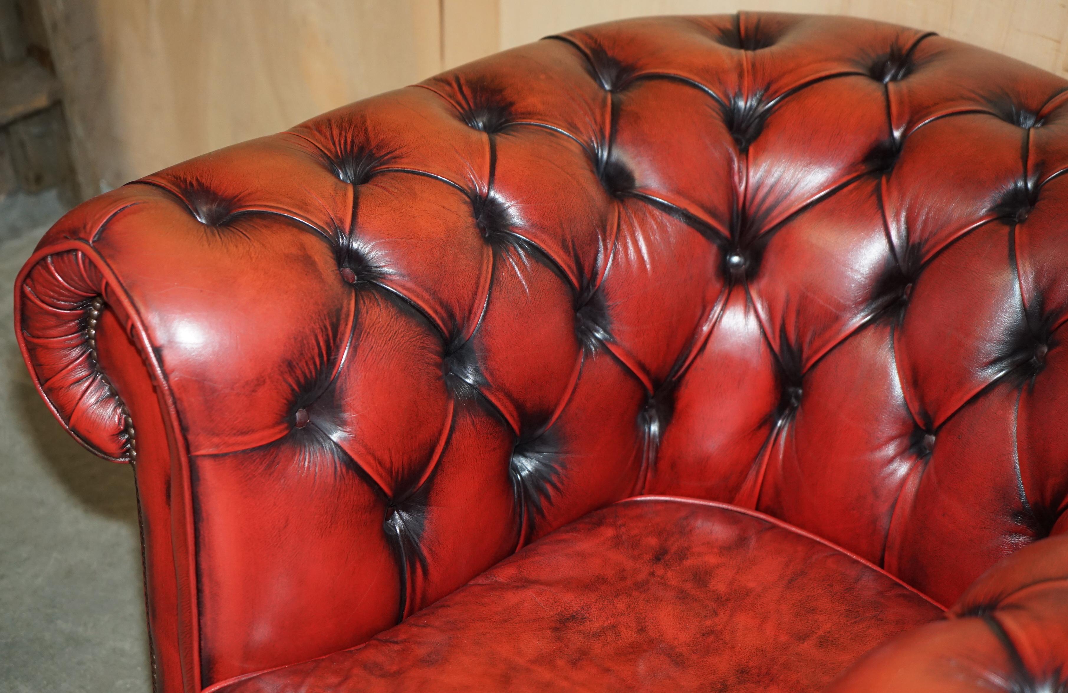 LOVELY ViNTAGE OXBLOOD CUIR BORDEAUX CHESTERFIELD CLUB ARMCHAIR PART OF SUITE en vente 2