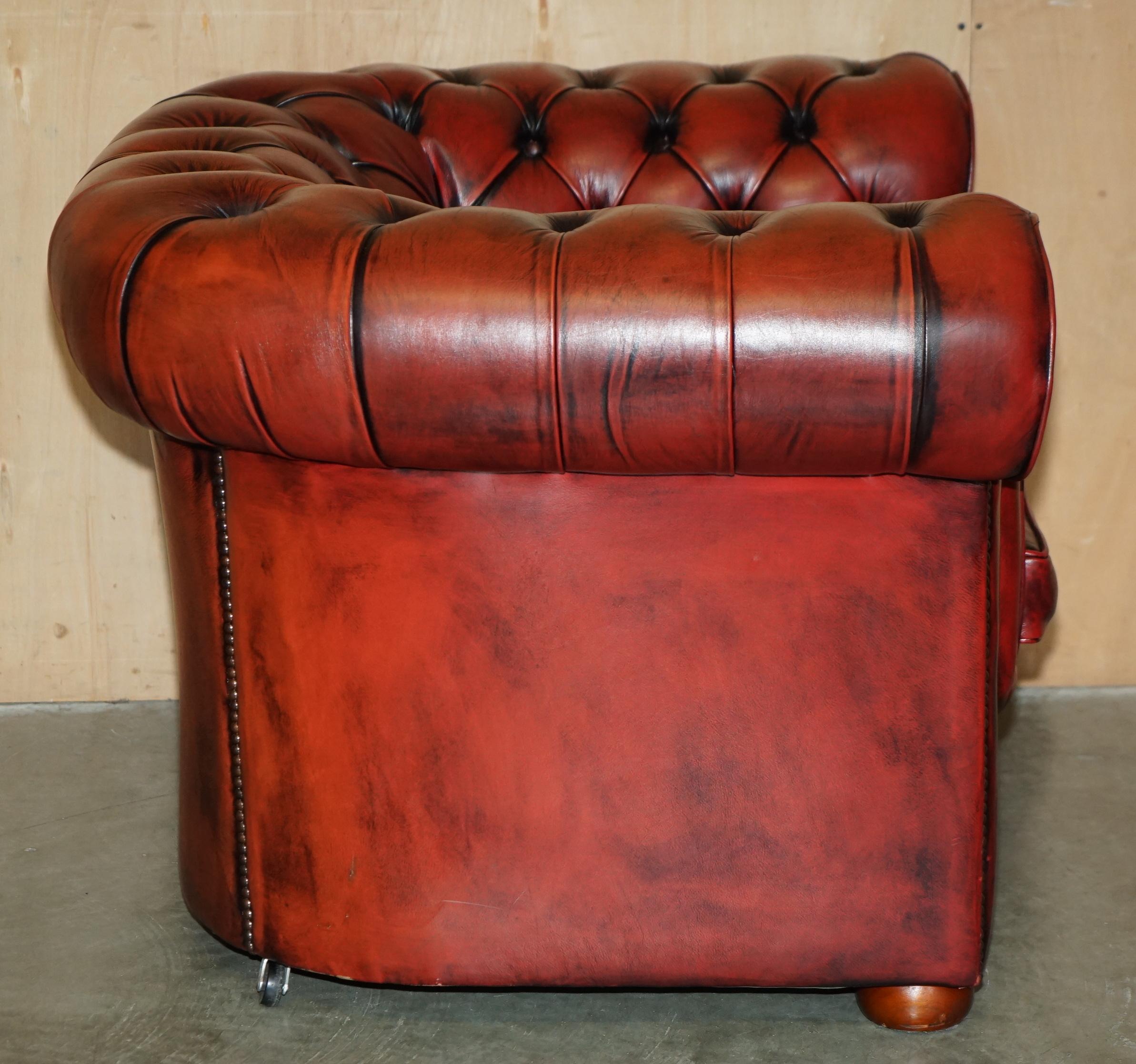LOVELY ViNTAGE OXBLOOD CUIR BORDEAUX CHESTERFIELD CLUB ARMCHAIR PART OF SUITE en vente 3