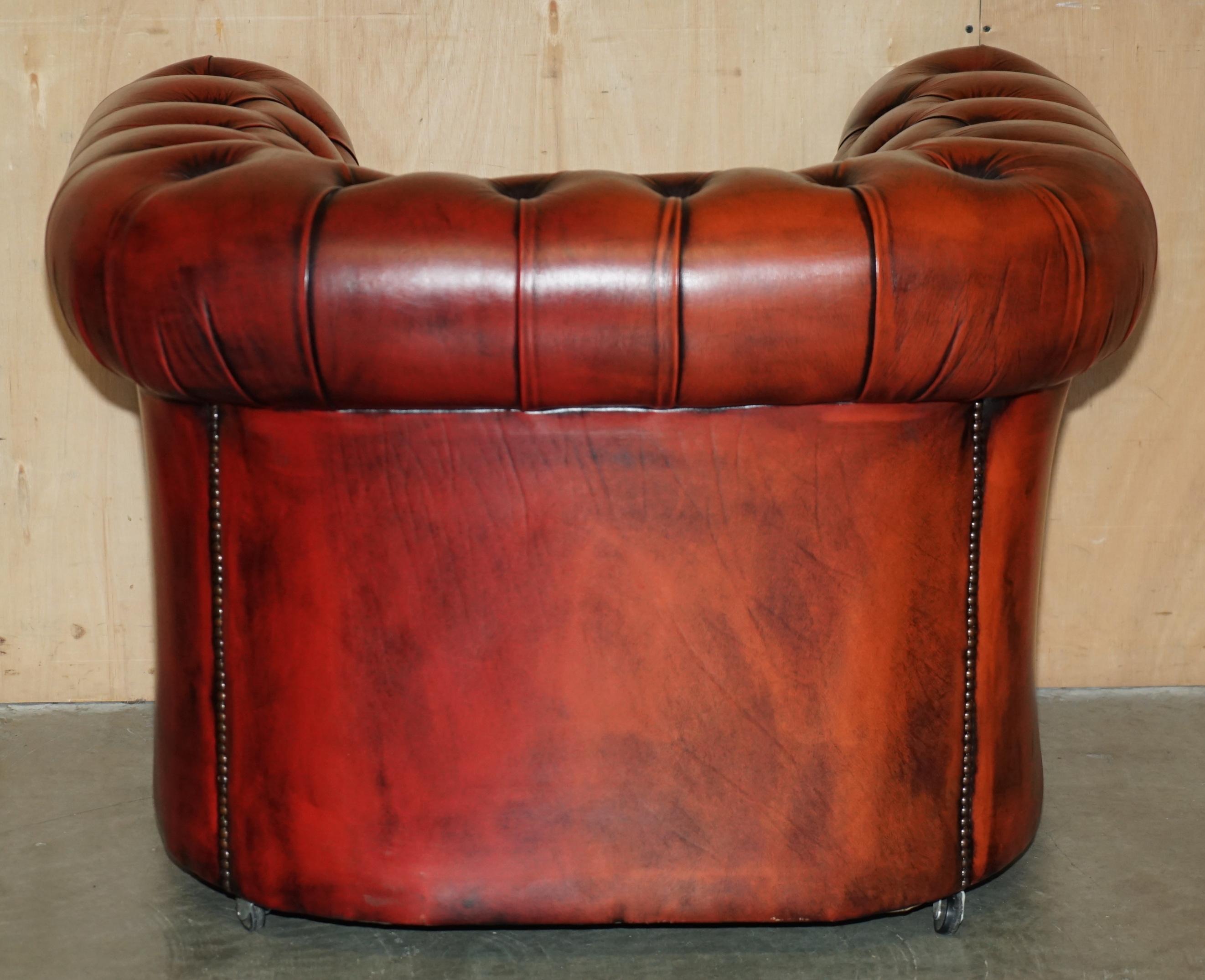 LOVELY ViNTAGE OXBLOOD CUIR BORDEAUX CHESTERFIELD CLUB ARMCHAIR PART OF SUITE en vente 4