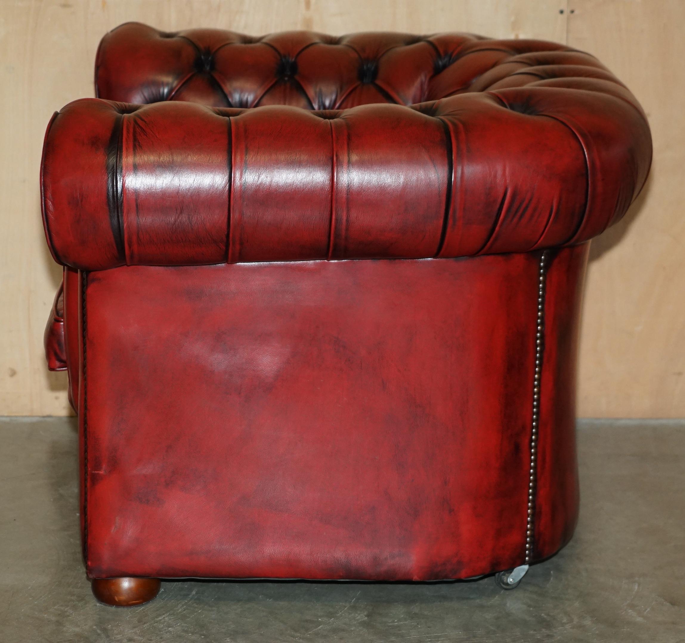 LOVELY ViNTAGE OXBLOOD CUIR BORDEAUX CHESTERFIELD CLUB ARMCHAIR PART OF SUITE en vente 5