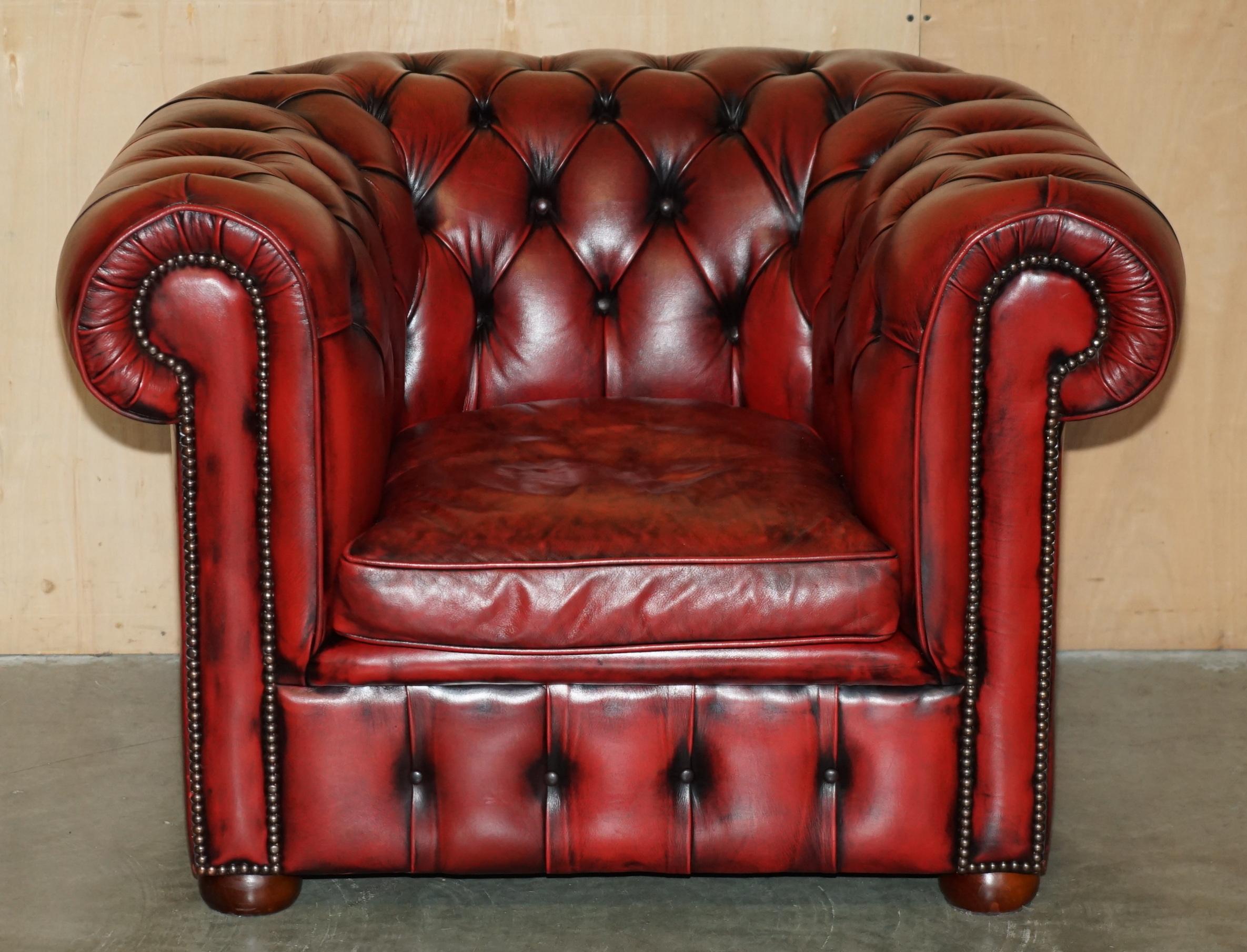 Royal House Antiques

The House Antiques a le plaisir d'offrir à la vente ce superbe et très rare fauteuil en cuir bordeaux, fabriqué à la main en Angleterre et légèrement restauré, qui fait partie d'une suite.

Veuillez noter que les frais de