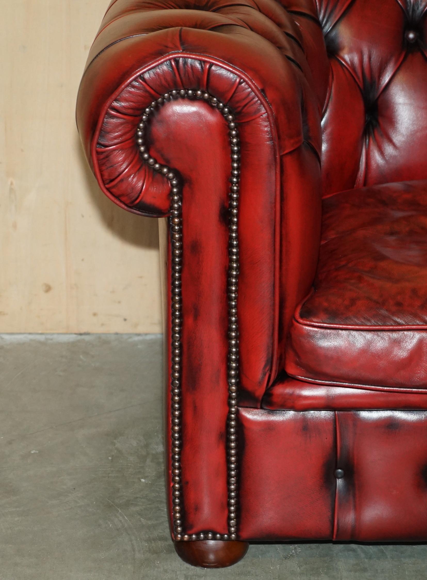 Chesterfield LOVELY ViNTAGE OXBLOOD CUIR BORDEAUX CHESTERFIELD CLUB ARMCHAIR PART OF SUITE en vente
